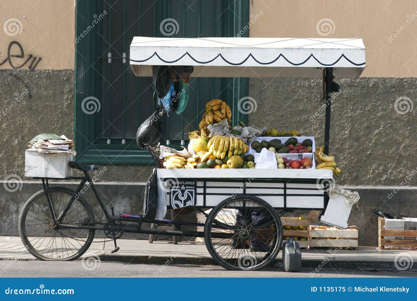 Carro de la fruta imagen editorial. Imagen de vendedor - 1135175