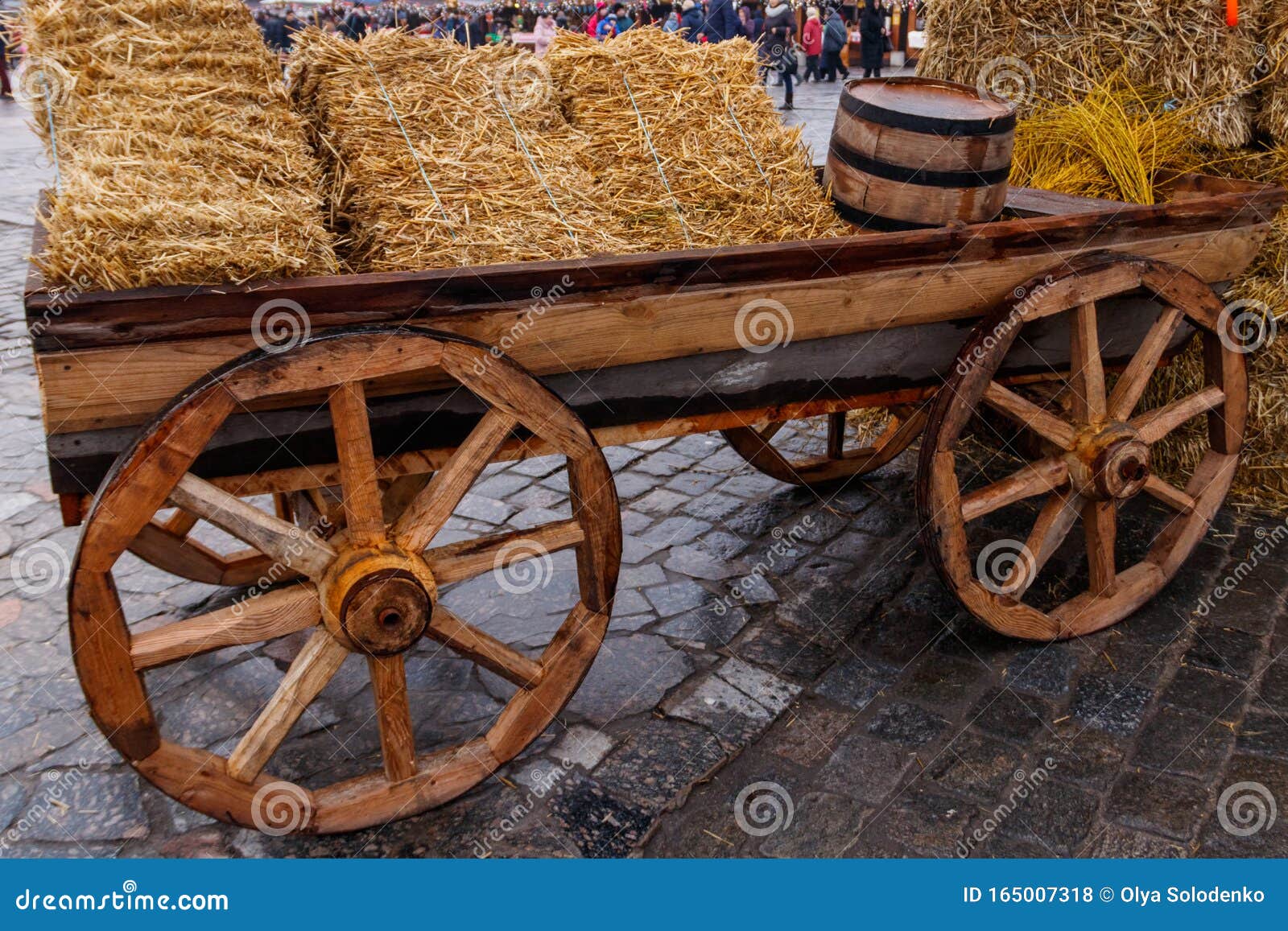 Carro De Madera Con Paja En La Decoración Durante La Feria Tradicional Foto de archivo - Imagen de feria, paja: 165007318
