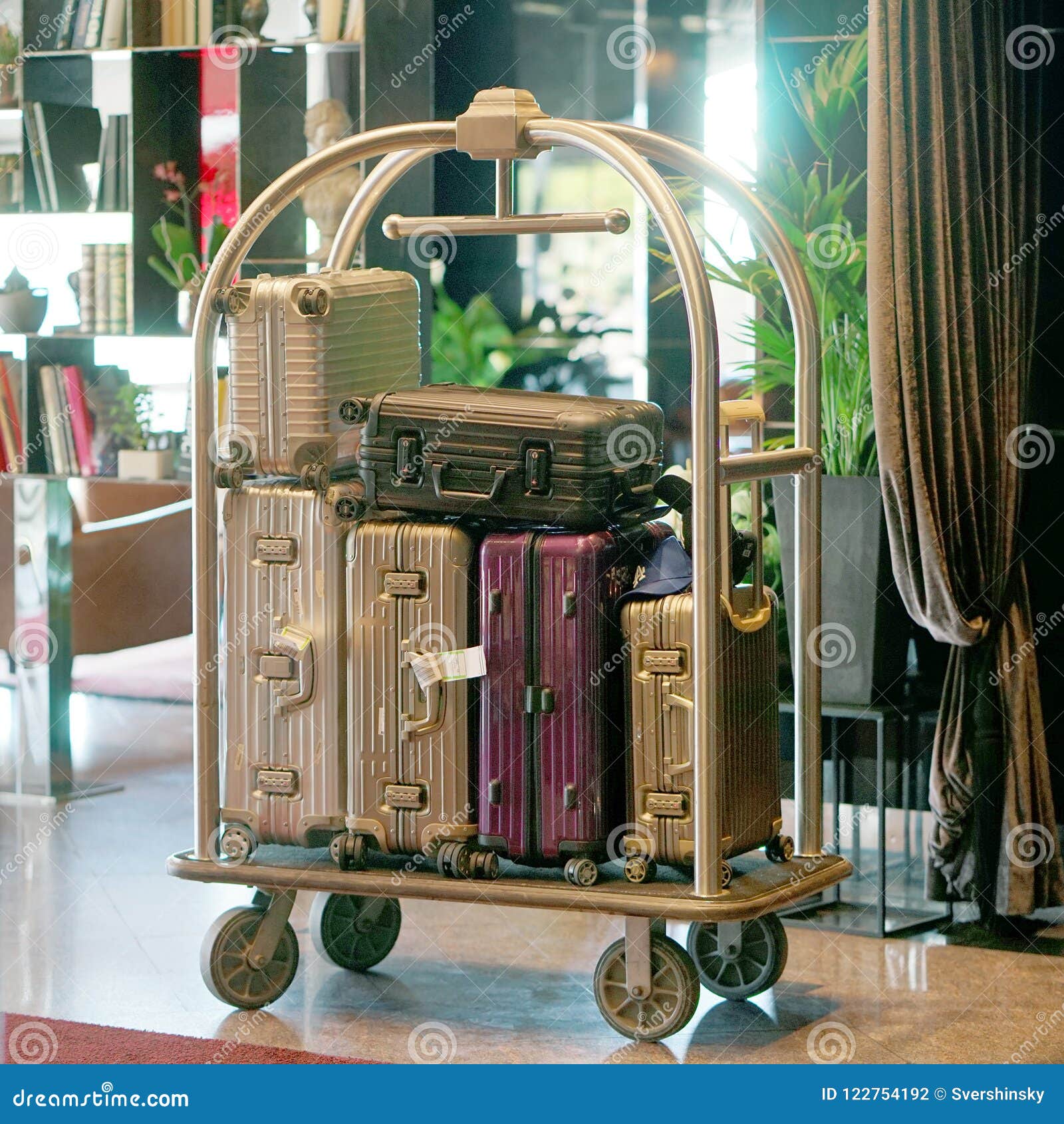 Carro Del Equipaje Del Foto de archivo - Imagen de objeto, caso: 122754192