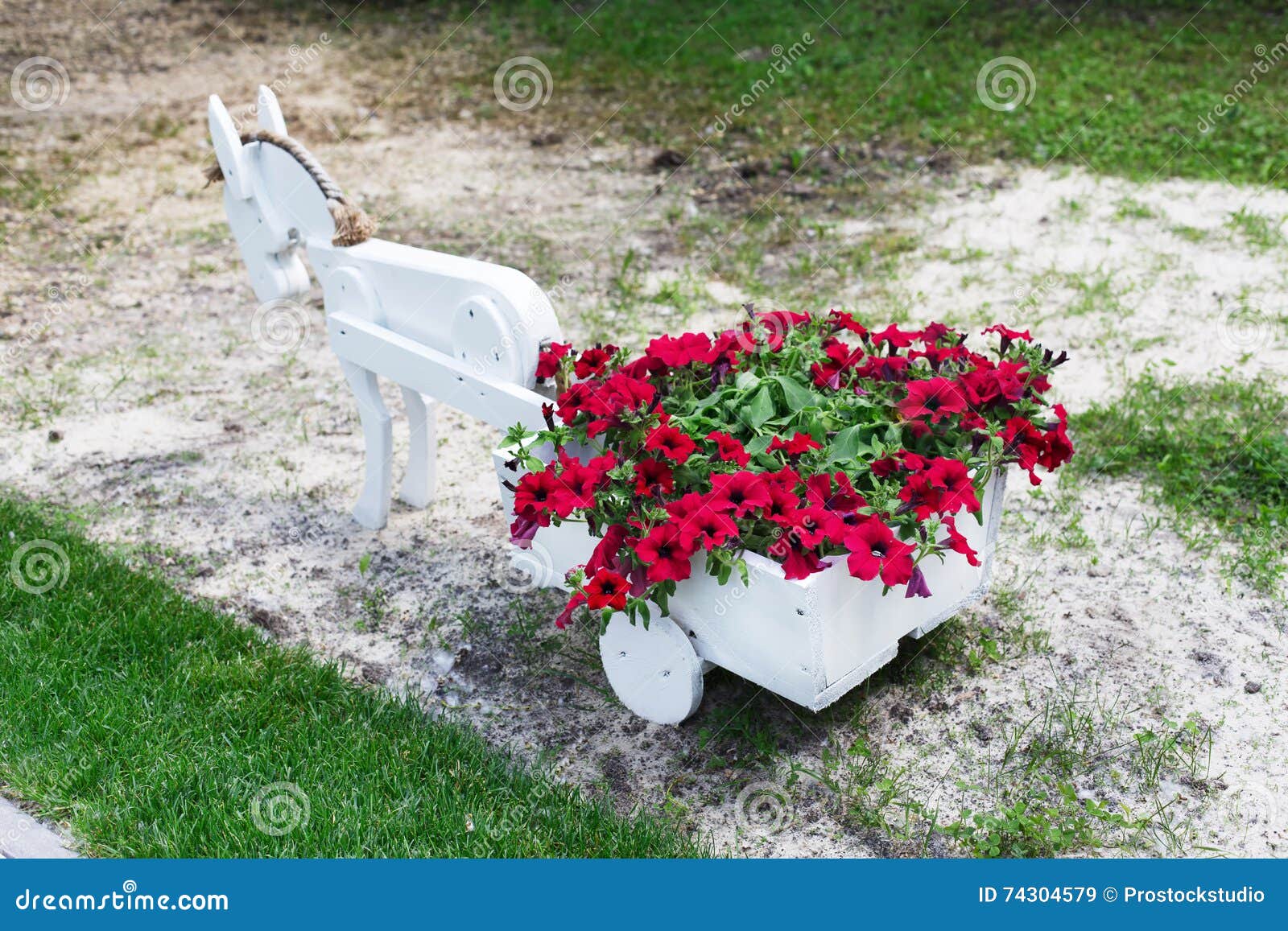 macizo de flores y equipo de jardinero carretilla carrito de