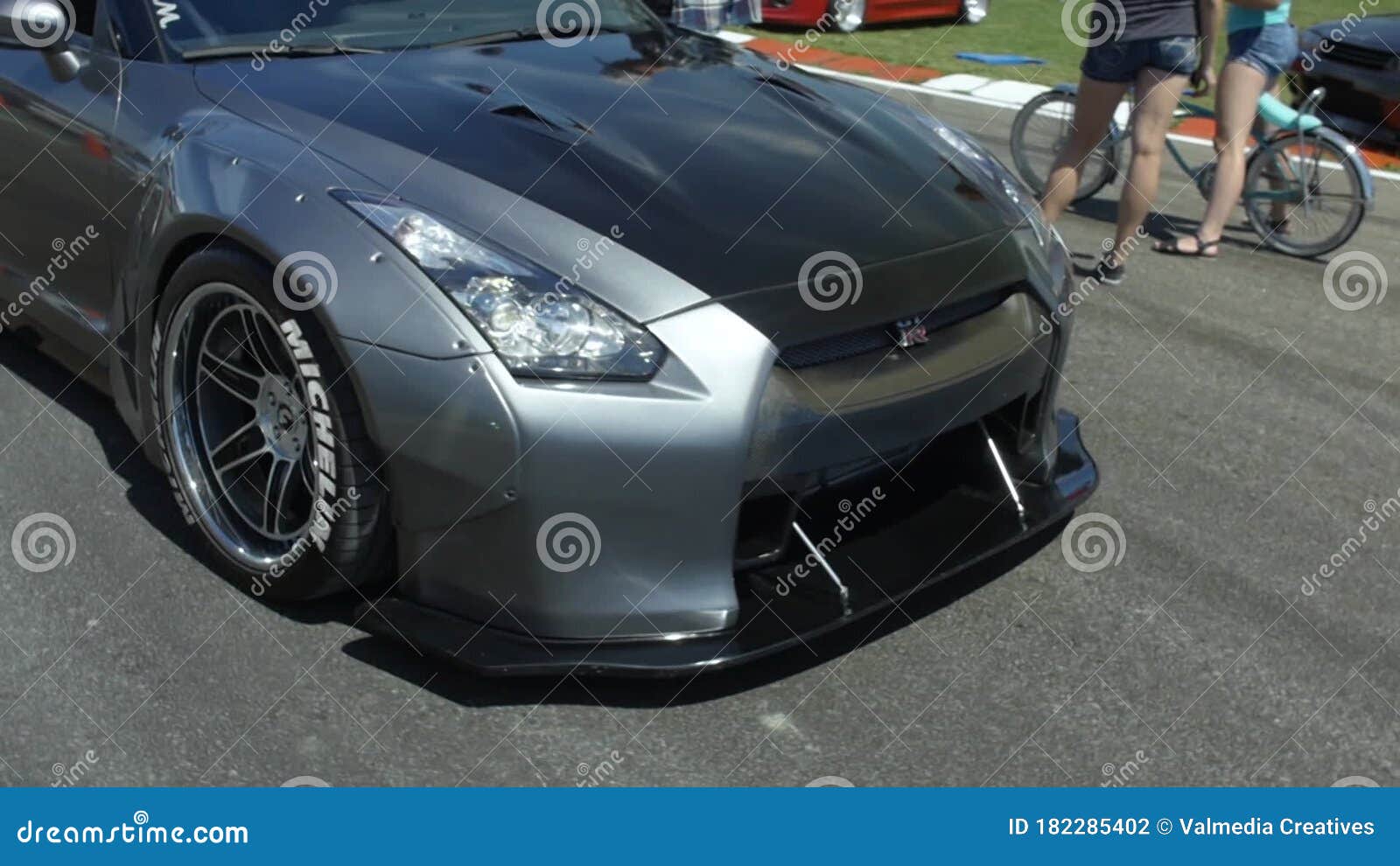 Carro esporte de luxo à deriva no carro de corrida de rua da