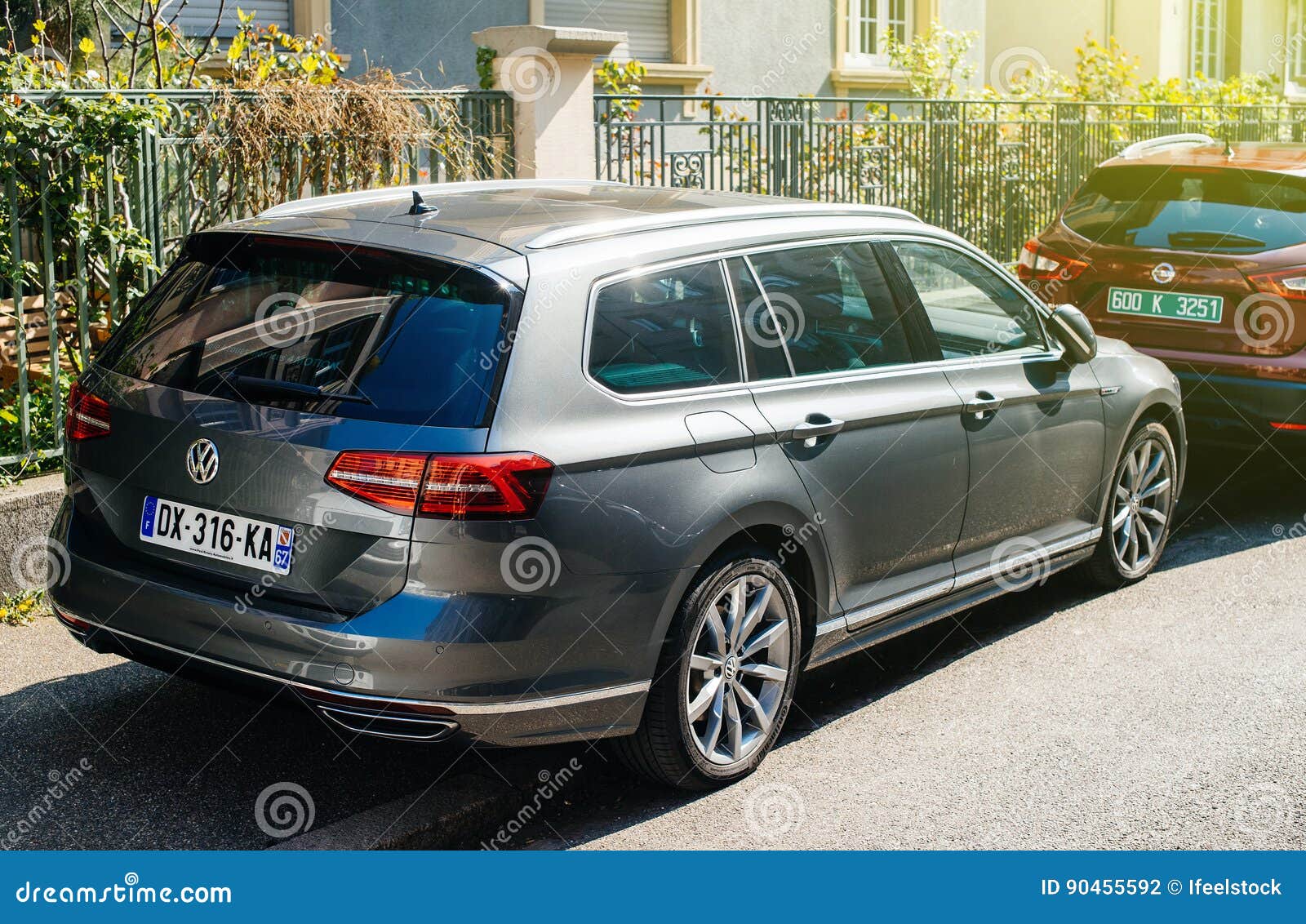 Foto de carros de estacionamento desfocados na cidade desfoque o carro  estacionado no estacionamento e na rua