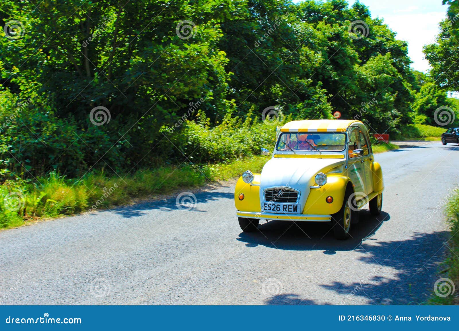 Carro inglês com bandeira da inglaterra