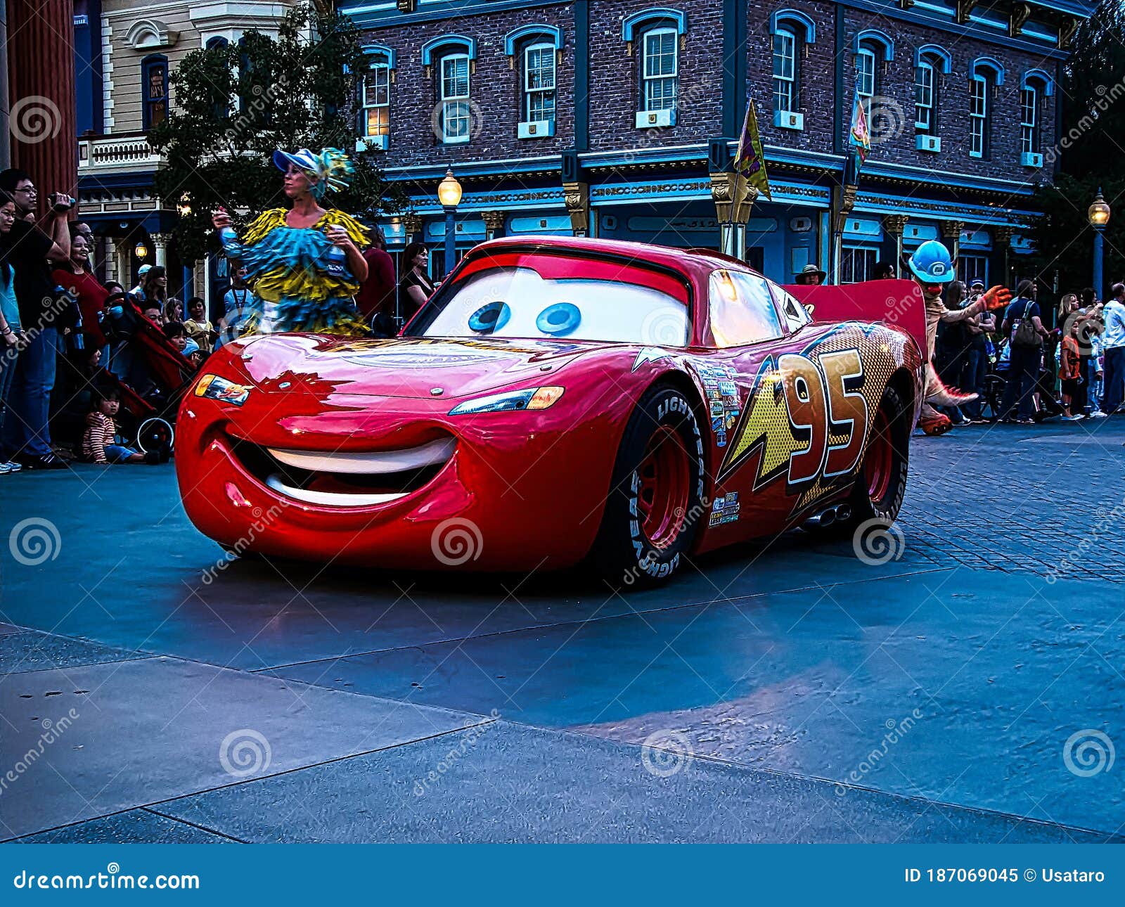 Detalhe Do Carro Real Do Filme Mcqueen Relâmpago Em Cor Vermelha Na Pista  De Corrida Fotografia Editorial - Imagem de desempenho, transporte:  267624612