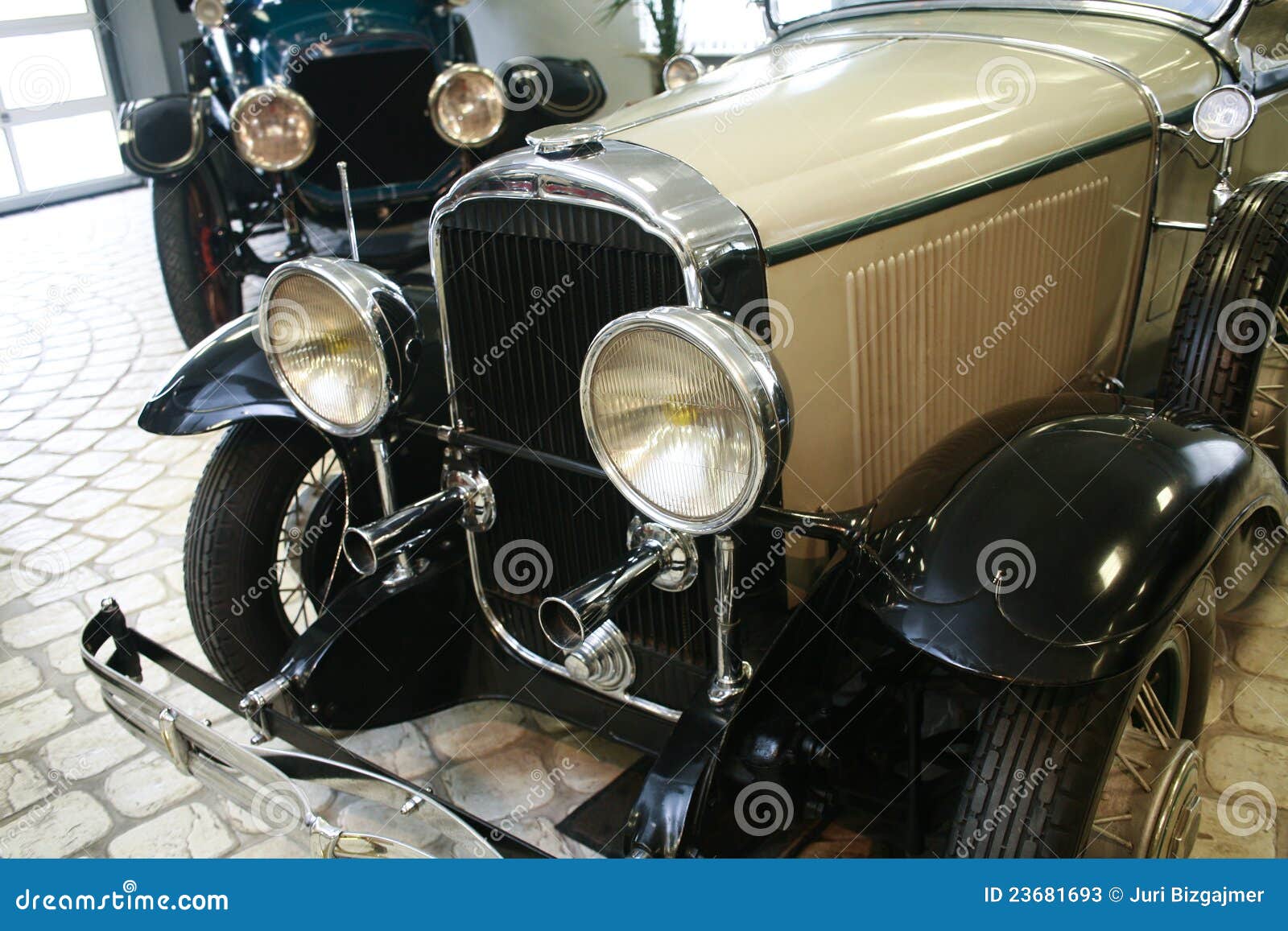 Carros Bonitos Antigos No Estacionamento Imagem de Stock - Imagem de  transporte, jogo: 23681693