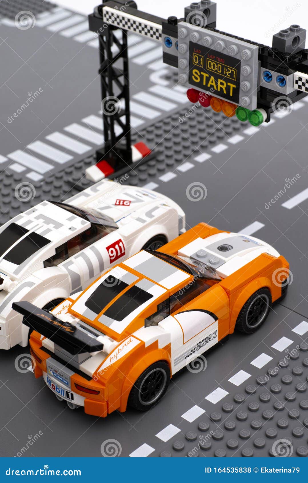 Carros De Carreras Lego Porsche 911 GT En La Línea De Salida Foto de archivo editorial - Imagen de lego, porsche: 164535838