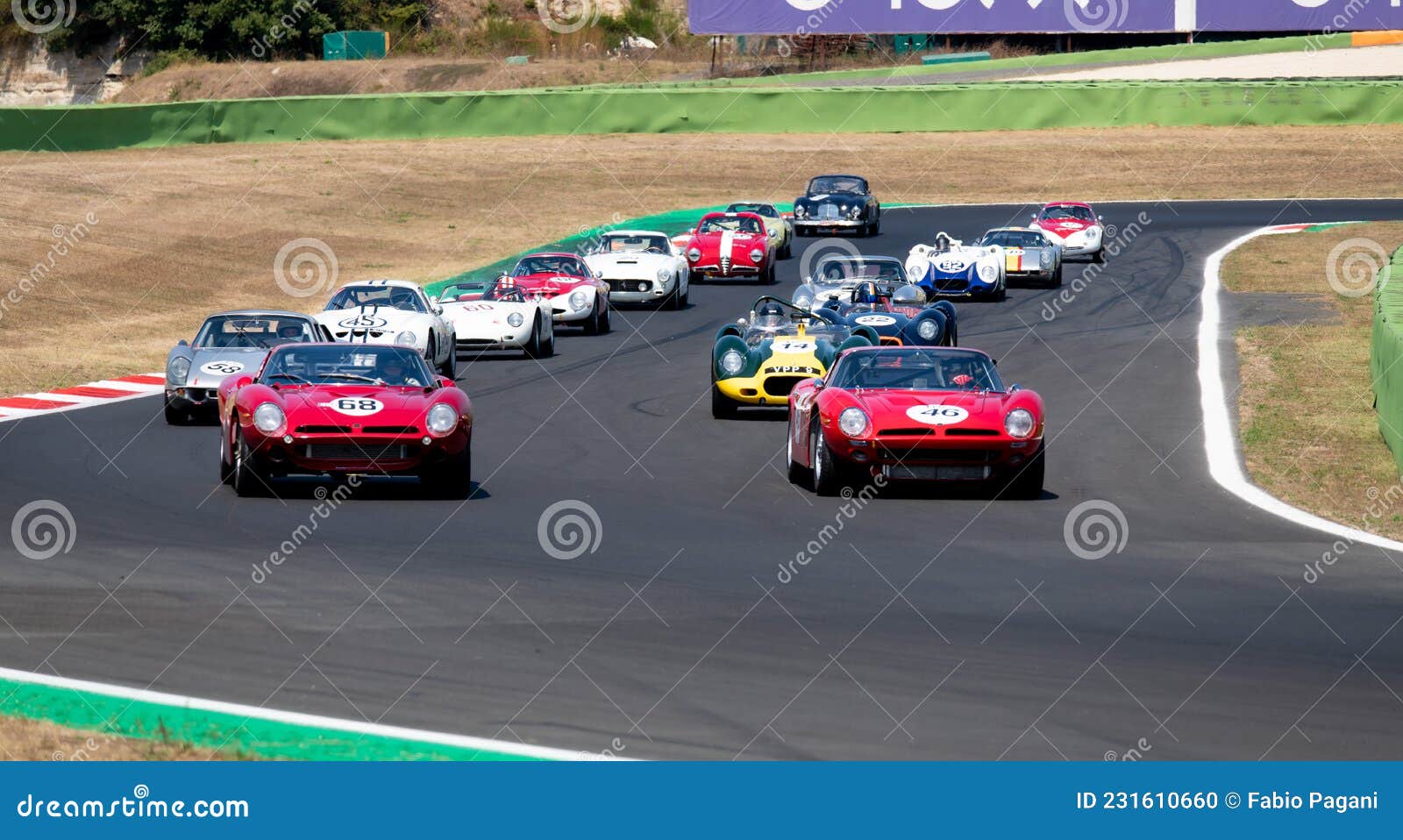 Carros De Corrida Antigos Dos Anos 60 Grande Competição Em Grupo