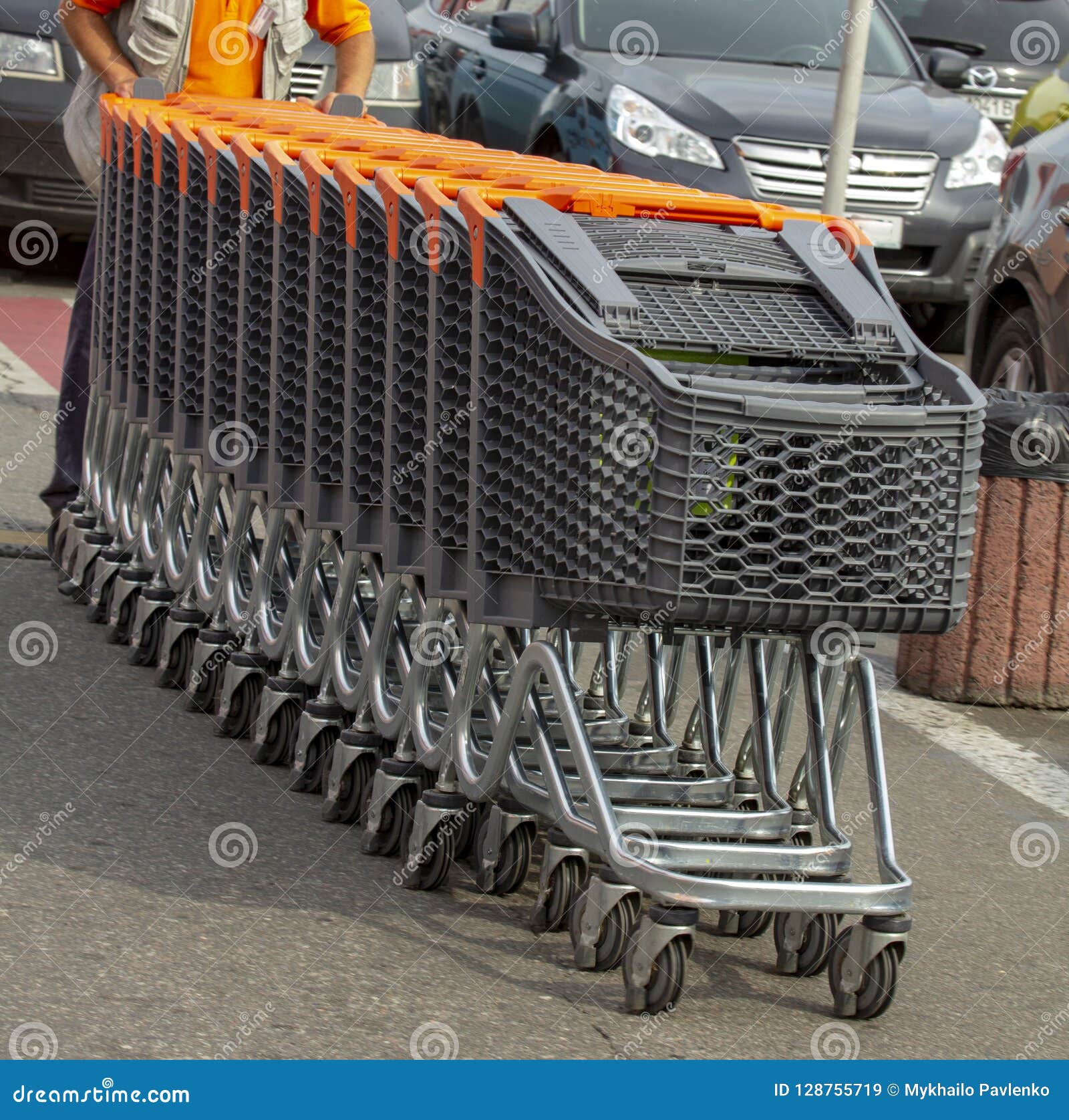 Carros De La Compra Del Supermercado En Fila En El Estacionamiento Grande  De La Tienda Del Supermercado Imagen de archivo - Imagen de equipo, carro:  128755719