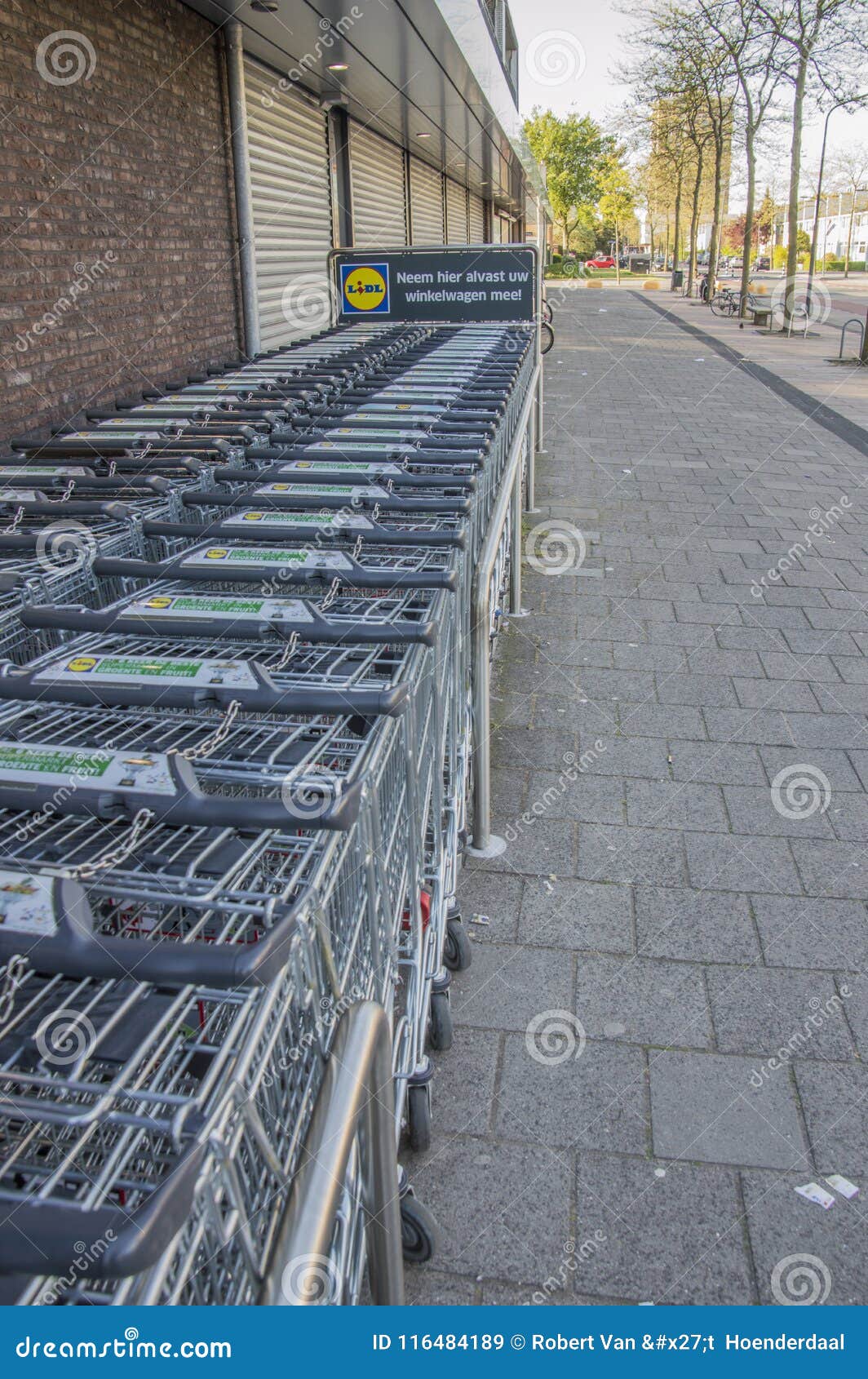 Carros De La Compra Del Supermercado De Lidl En Haarlem Los Paises