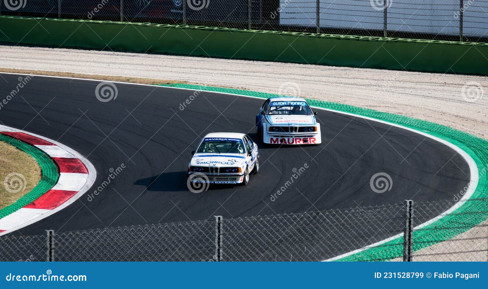 Carros De Pmw De Turismo Dos Anos 70 Correndo Em Circuito De