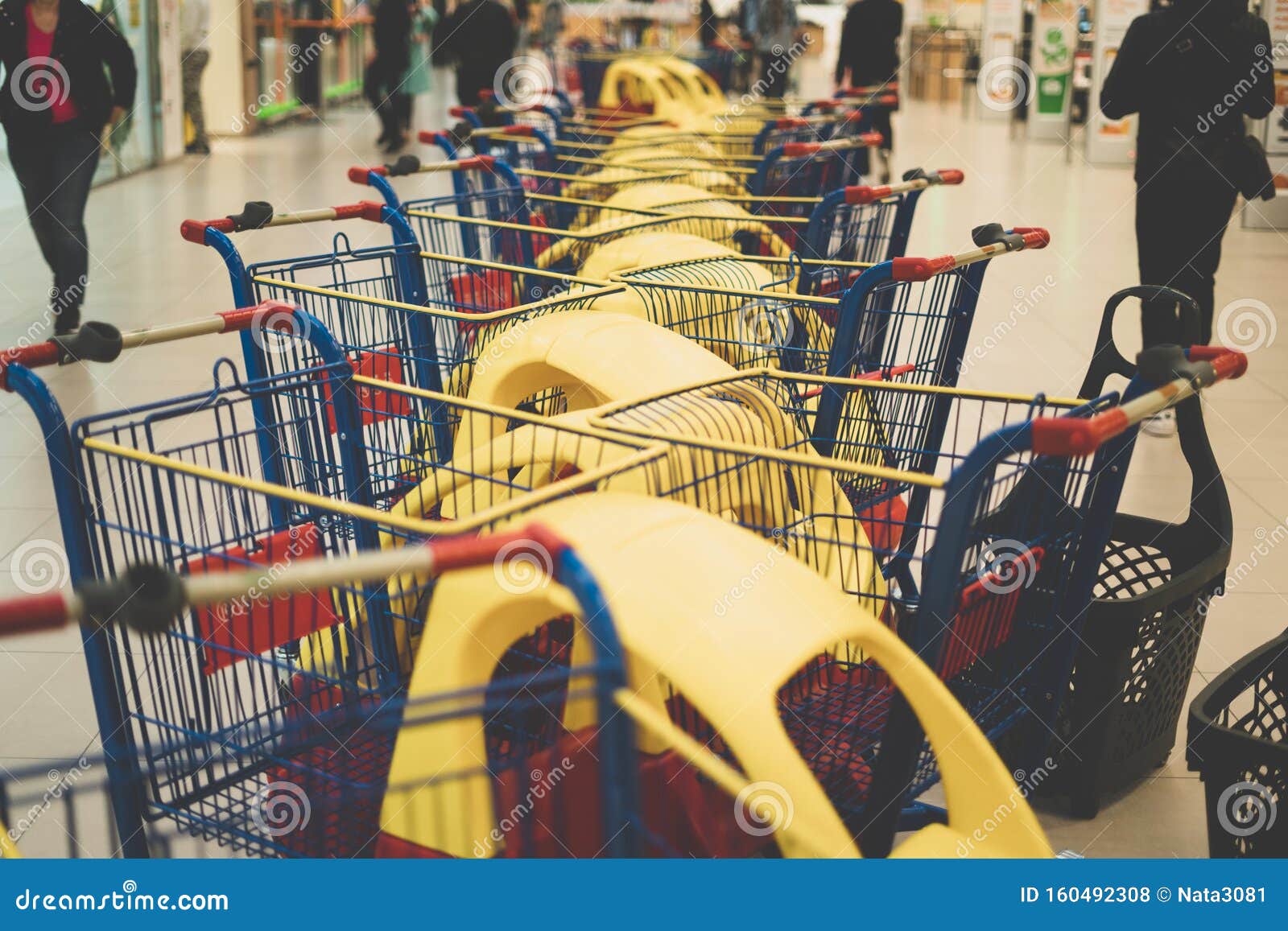 Carros En Los Que Se Puede Colocar A Niños. Facilidad De Compra Para La Familia. Soluciones Modernas En El Comercio. Juego Mientr Foto de archivo - Imagen de juego, familia: 160492308