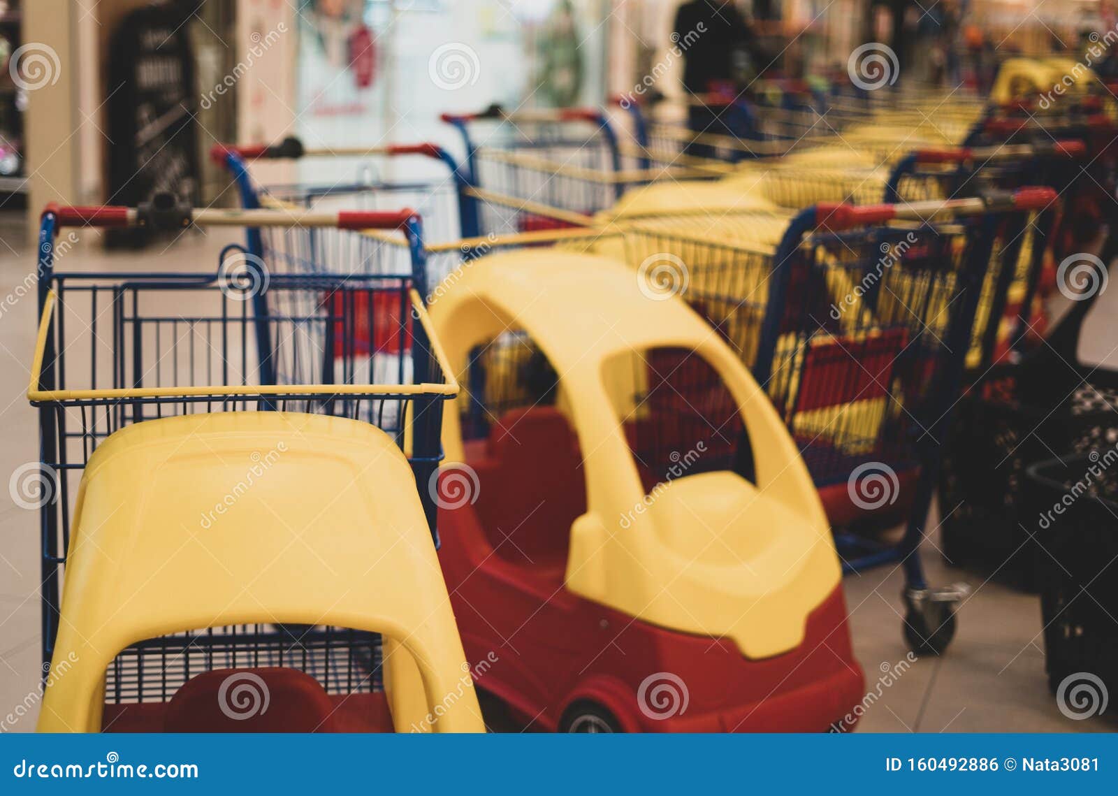 Carros En Los Que Se Puede Colocar A Niños. Facilidad De Compra Para La Familia. Soluciones Modernas En El Comercio. Juego Mientr Foto de archivo - Imagen de juego, modernas: 160492886