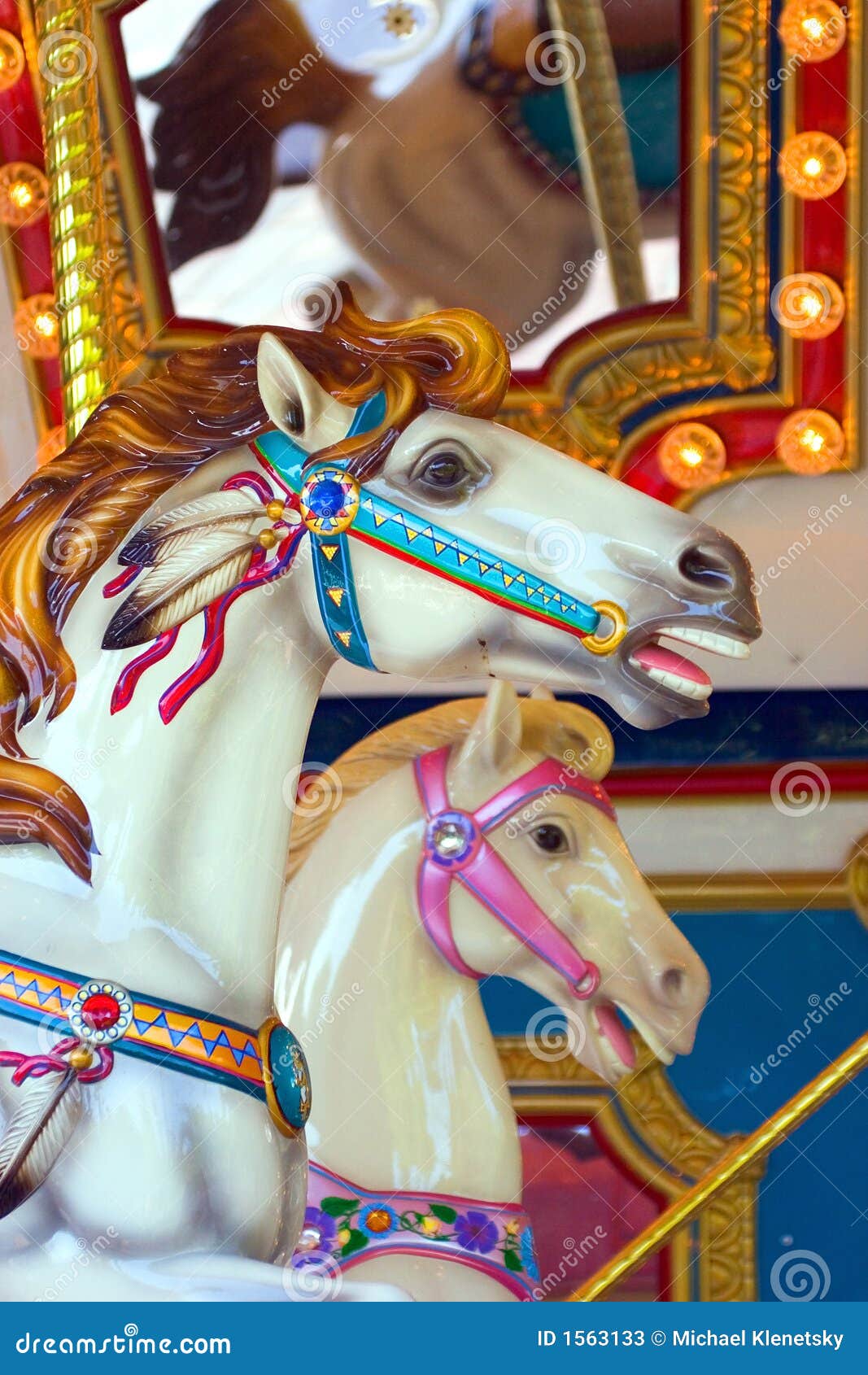 Cavalos do carrossel no parque de diversões que circunda nos círculos