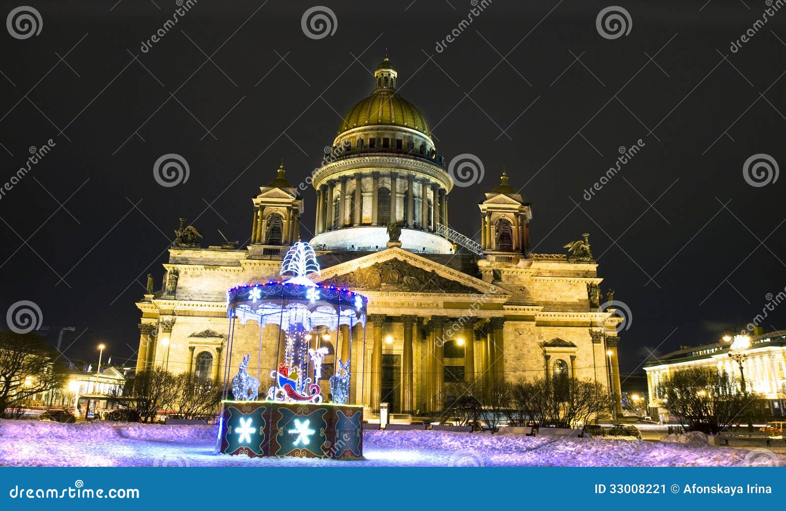 Carrossel Do Natal  E Catedral De Saint  Isaac St 