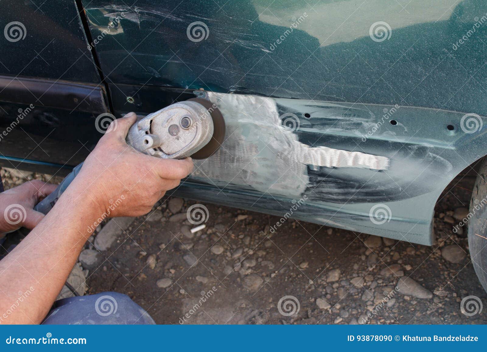 Carrosserie De Dépanneur De Travailleur De Mécanicien Et Automobile De  Polissage De Ponçage De Préparation Pour Peindre Pendant L Photo stock -  Image du collision, homme: 93878090