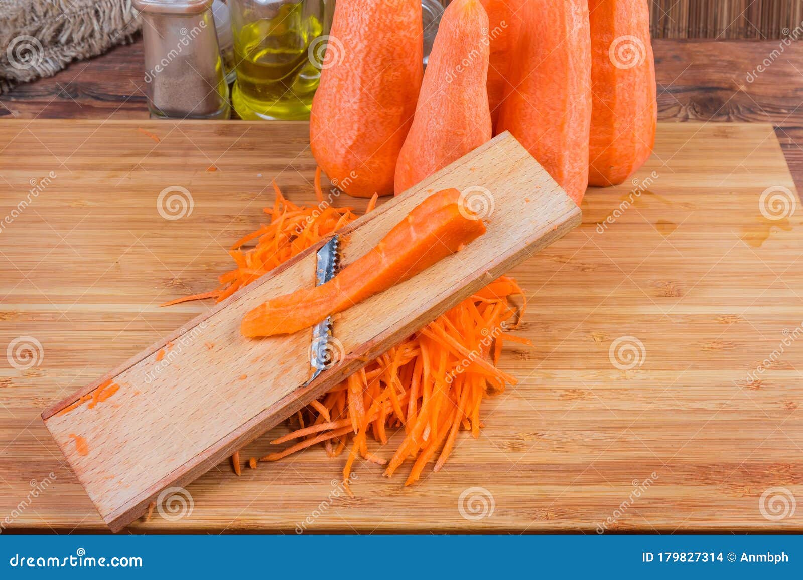 https://thumbs.dreamstime.com/z/carrot-shredding-grater-korean-salad-prepare-wooden-stainless-steel-blade-cutting-board-against-cleaned-179827314.jpg