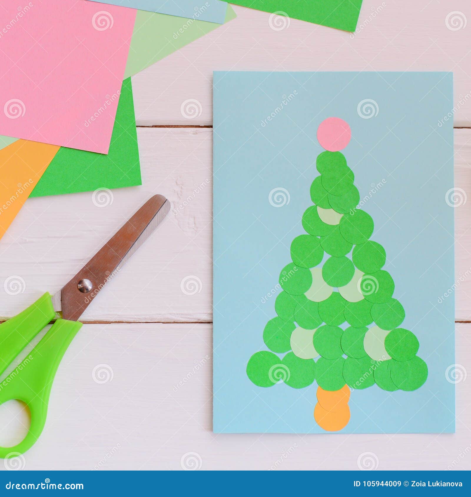 Cartão Bonito Com Uma árvore De Natal Cartão Do Natal Feito Do Papel  Colorido Usando a Colagem Artesanatos Simples Das Crianças Imagem de Stock  - Imagem de projeto, artesanal: 105944009