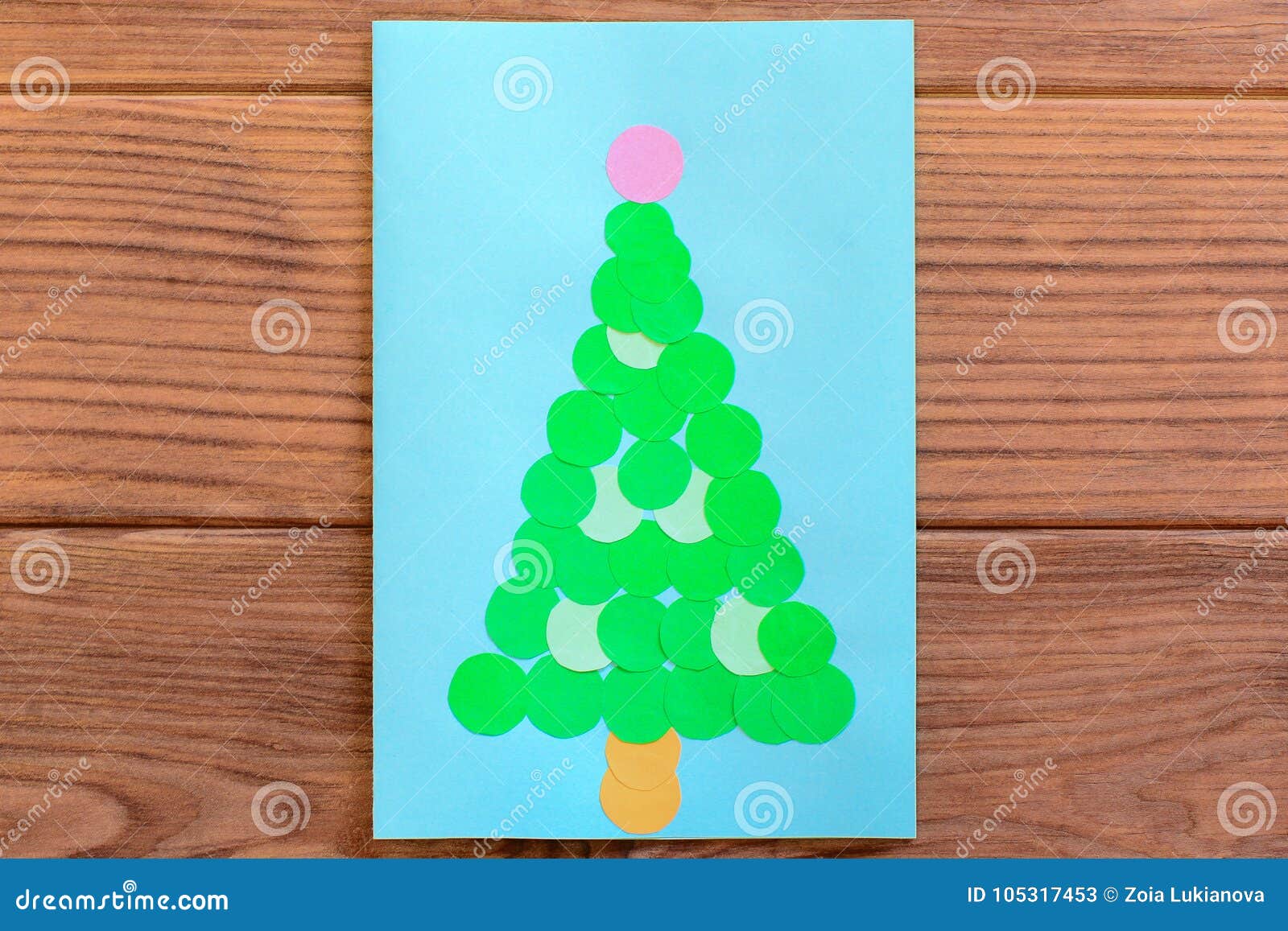 Cartão Da árvore De Natal Cartão Do Natal Isolado Em Uma Tabela De Madeira  Coisa Fácil a Fazer Com Papel E Tesouras Imagem de Stock - Imagem de  elegante, desenvolvimento: 105317453