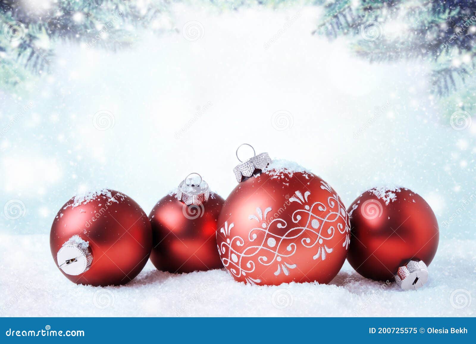 Cartão De Boas-Vindas De Natal E Ano Novo Ornamento De Férias, Decoração De  Inverno Bola De Natal Vermelha Sobre Fundo De Neve, C Imagem de Stock -  Imagem de esfera, ornamento: 200725575