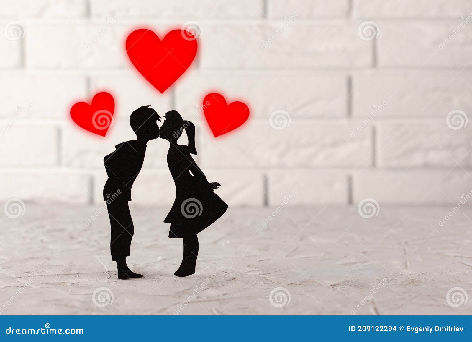 Cartão Postal No Dia 14 De Fevereiro Com Um Casal Beijando Foto de Stock -  Imagem de romântico, povos: 209122294