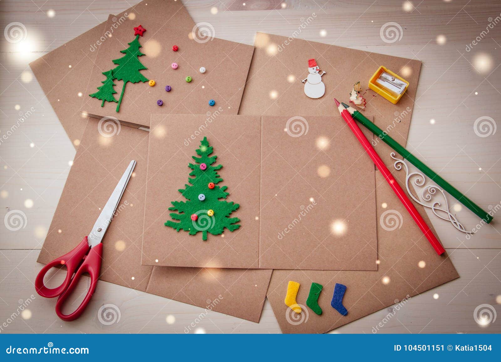 Cartões De Natal Feitos a Mão De Assinatura Feltro, Tesouras, Botões, Natal-árvore,  Desfazendo-se Configuração Lisa Imagem de Stock - Imagem de feliz, carta:  104501151