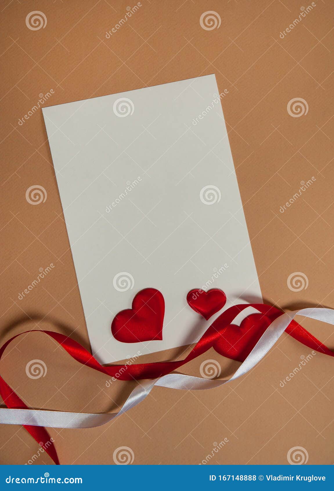 De Amor Una Hoja En Blanco De Papel, Corazones Rojos Y Cintas Sobre Un Fondo Beige Foto de - Imagen de libre, blanco: 167148888