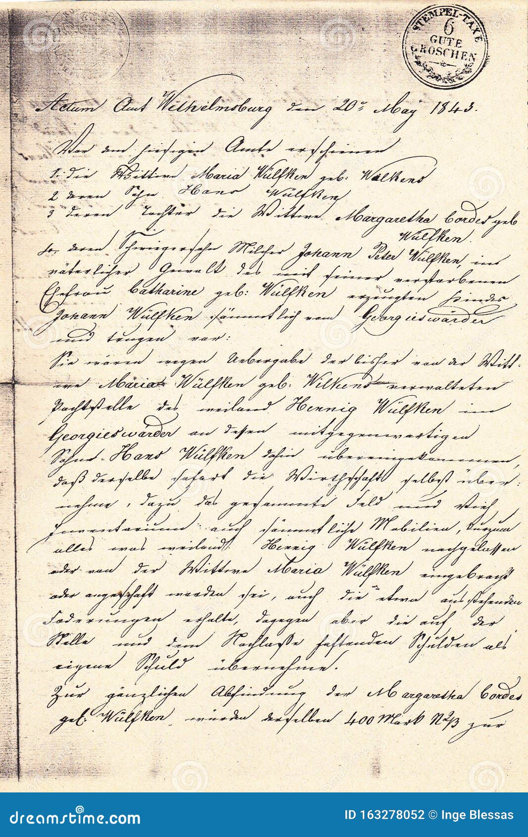 Carta escrita a mano antigua en papel sepia angustiado. Escritura de mano antigua dañada y angustiada con un bolígrafo en papel color sepia con adorable guión cursivo en un idioma antiguo que tiene aproximadamente 150 años de edad para los antecedentes