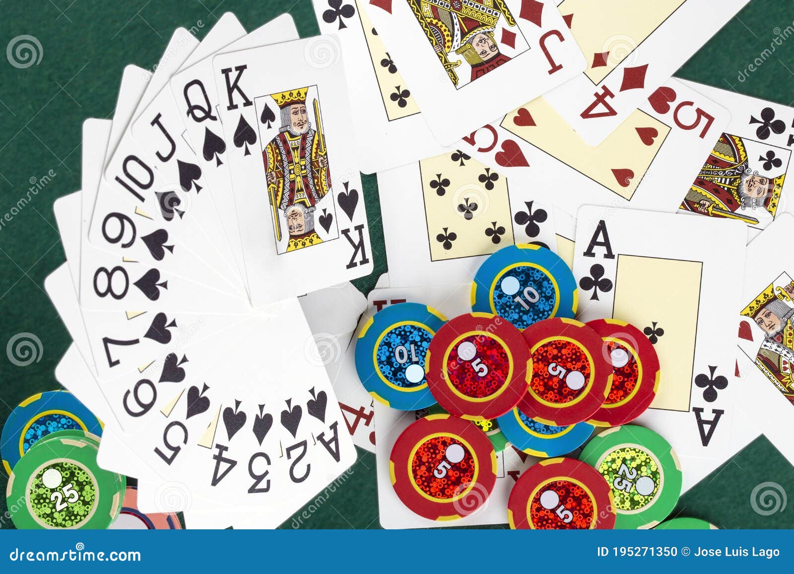 Um Baralho De Cartas De Jogo No Fundo Azul Clássico. Foto Royalty Free,  Gravuras, Imagens e Banco de fotografias. Image 182717157