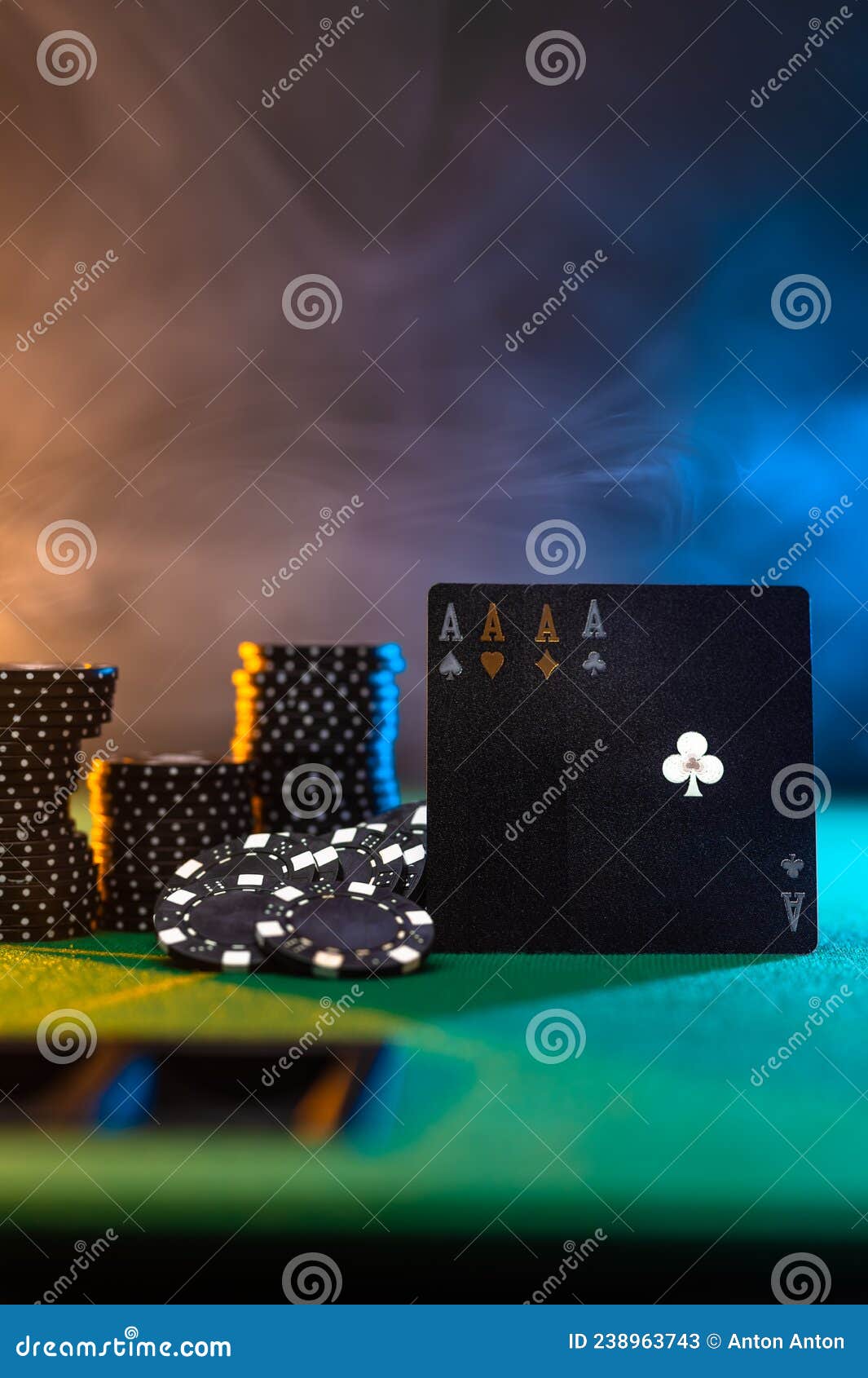 Jogo de cartas e fichas de pôquer no escuro.