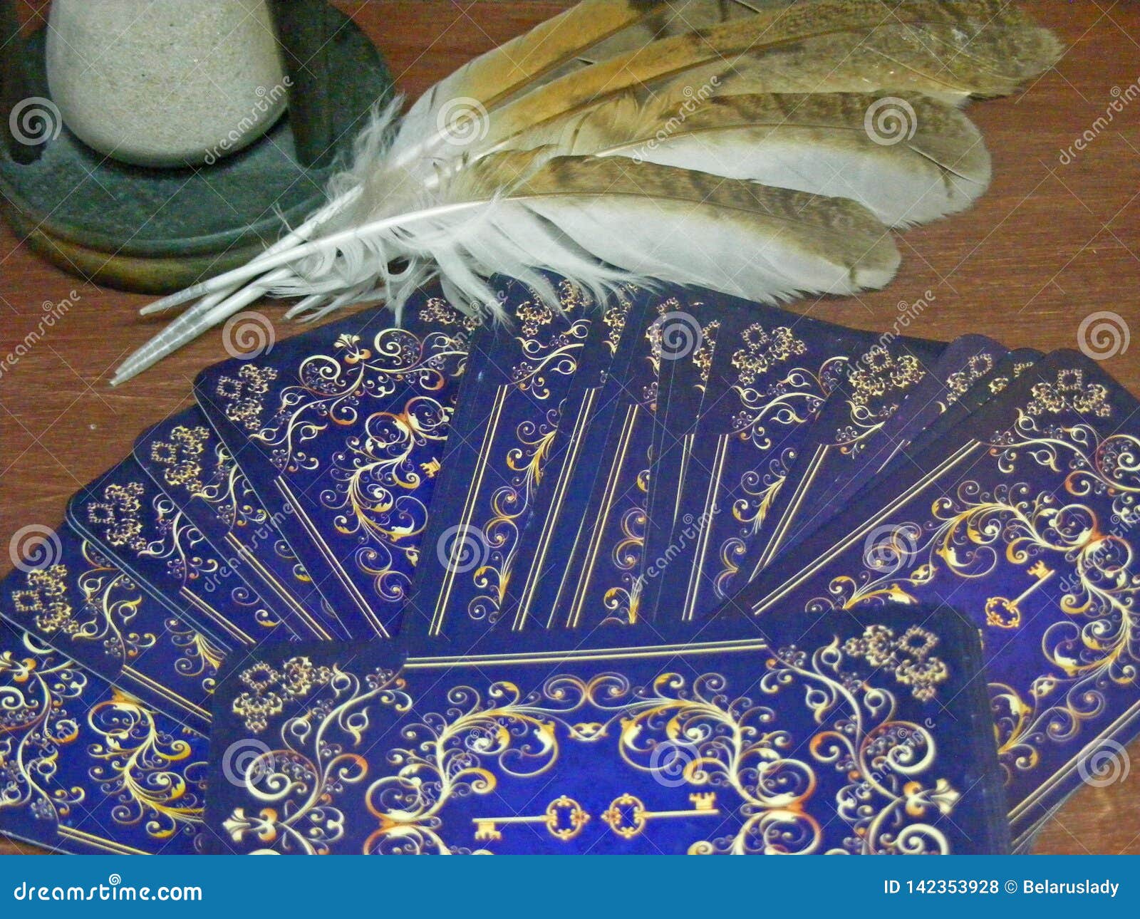 Cartas de tarot con cierre de las plumas y del reloj de arena del búho para arriba. Cartas de tarot con las plumas y reloj de arena del búho