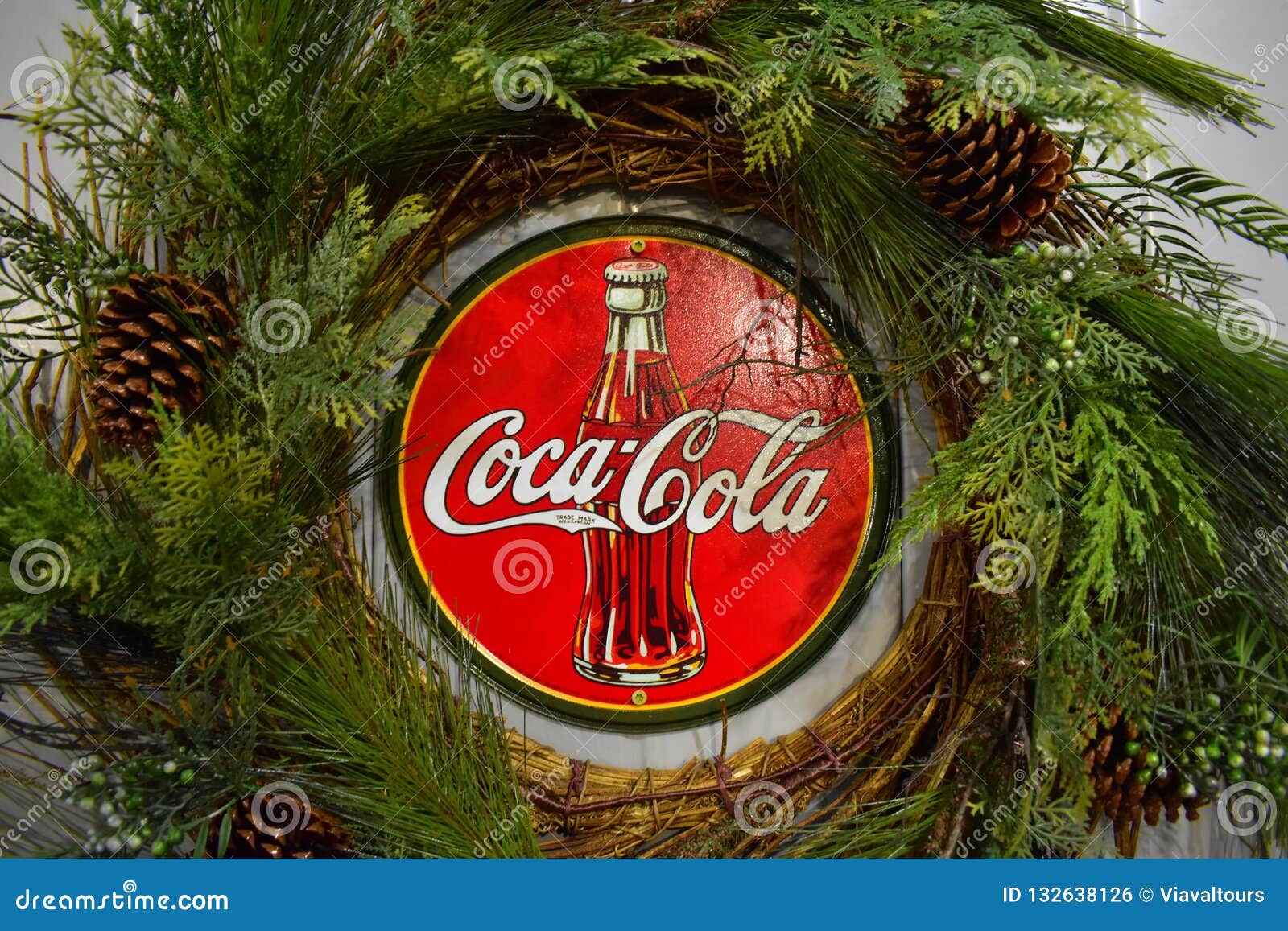 Cartaz Da Coca-cola Do Vintage Com As Decorações Do Natal Na área  Internacional Da Movimentação Foto Editorial - Imagem de coca, idéia:  132638126