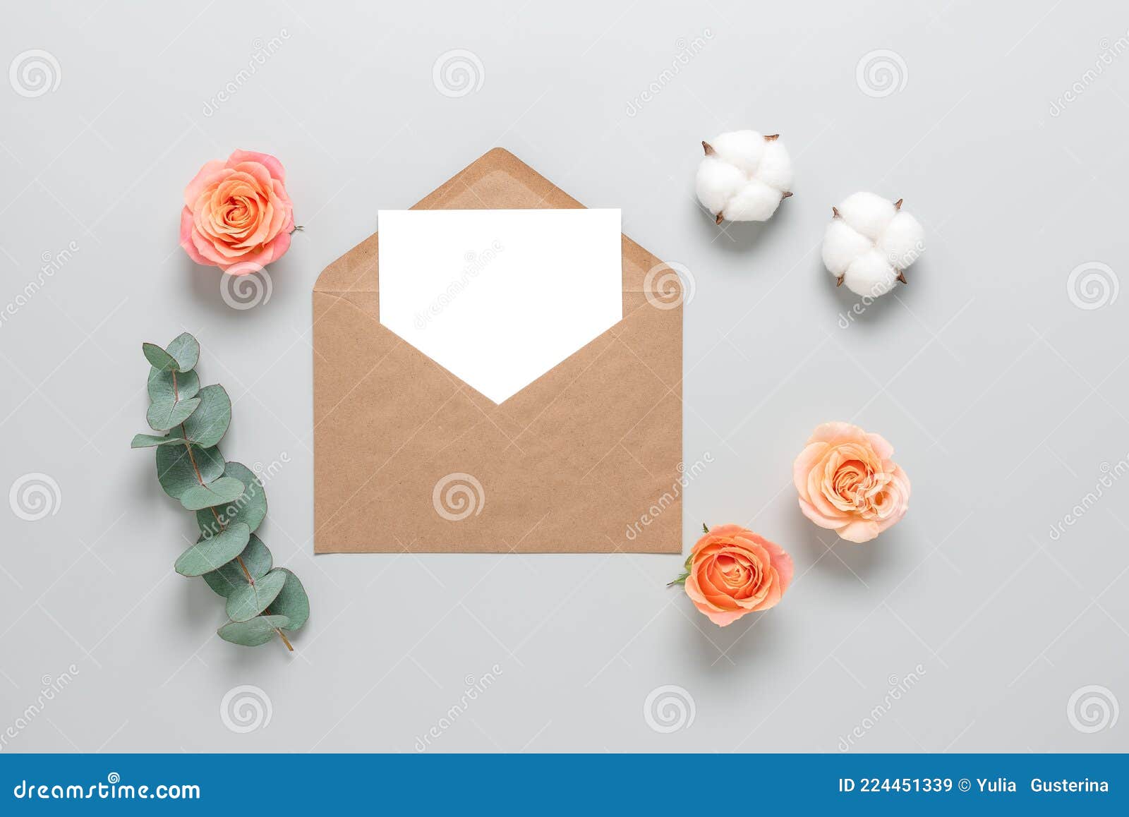 Carte Blanche Vierge Et Enveloppe Avec Des Feuilles D'eucalyptus Invitation  Vierge