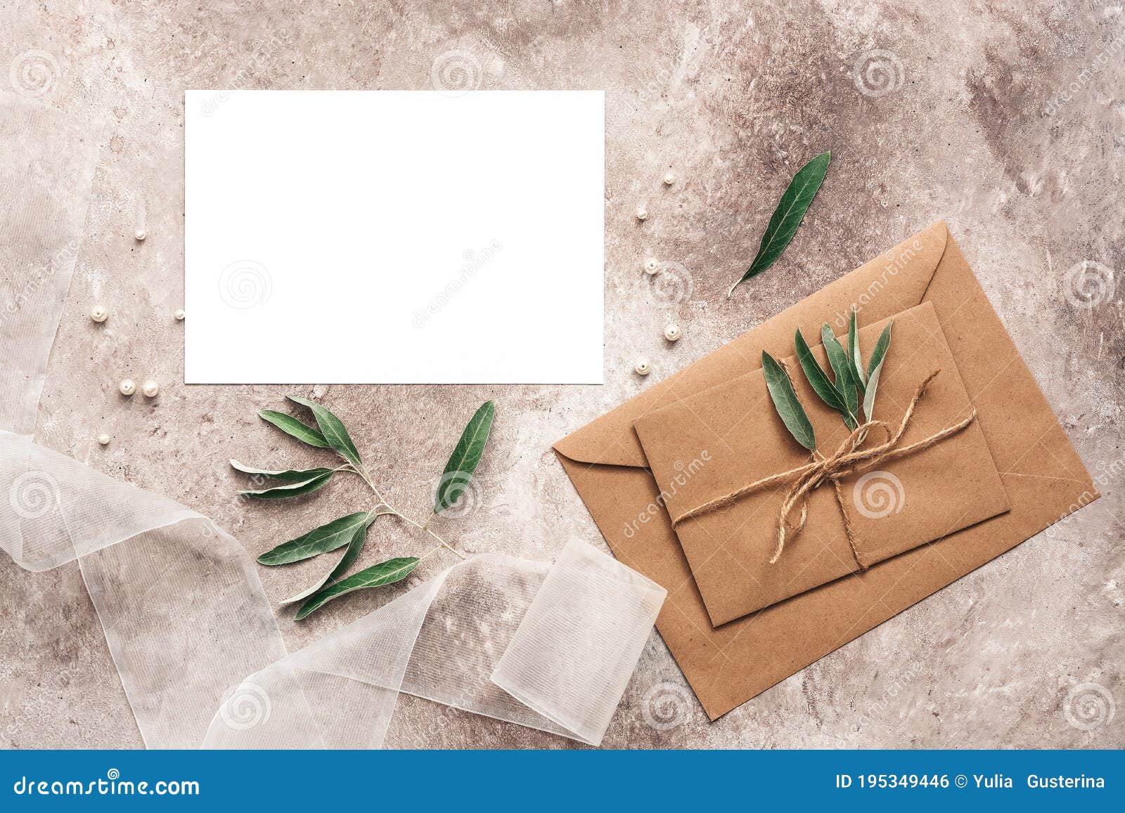 Carte Blanche Vierge Et Enveloppe Avec Des Feuilles D'eucalyptus Invitation  Vierge