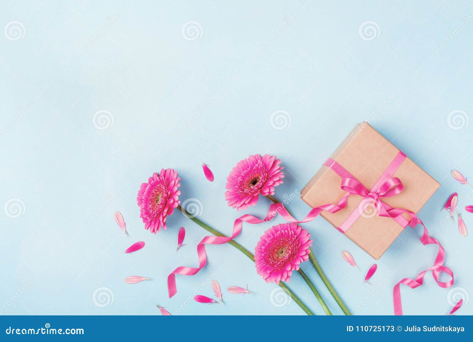 Carte De Ressort Pour Le Jour D Anniversaire De Femme Ou De Meres Fleurs Et Boite Cadeau Roses Sur La Vue Superieure Bleue De Ta Image Stock Image Du Marche Fond Carte De Ressort Pour Le Jour D Anniversaire De Femme Ou De Meres Fleurs Et Boite Cadeau Roses Sur La Vue Superieure Bleue De Ta Image Stock Image Du Marche Fond