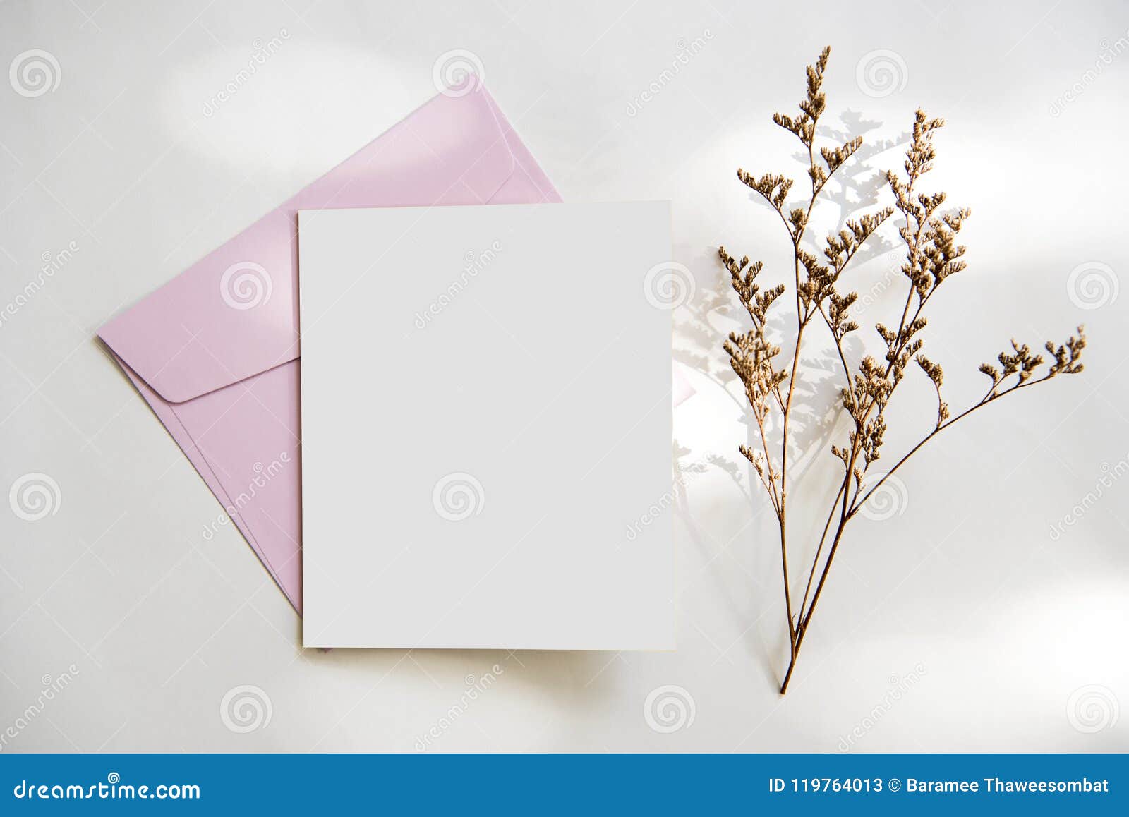 Enveloppe blanche pour carte