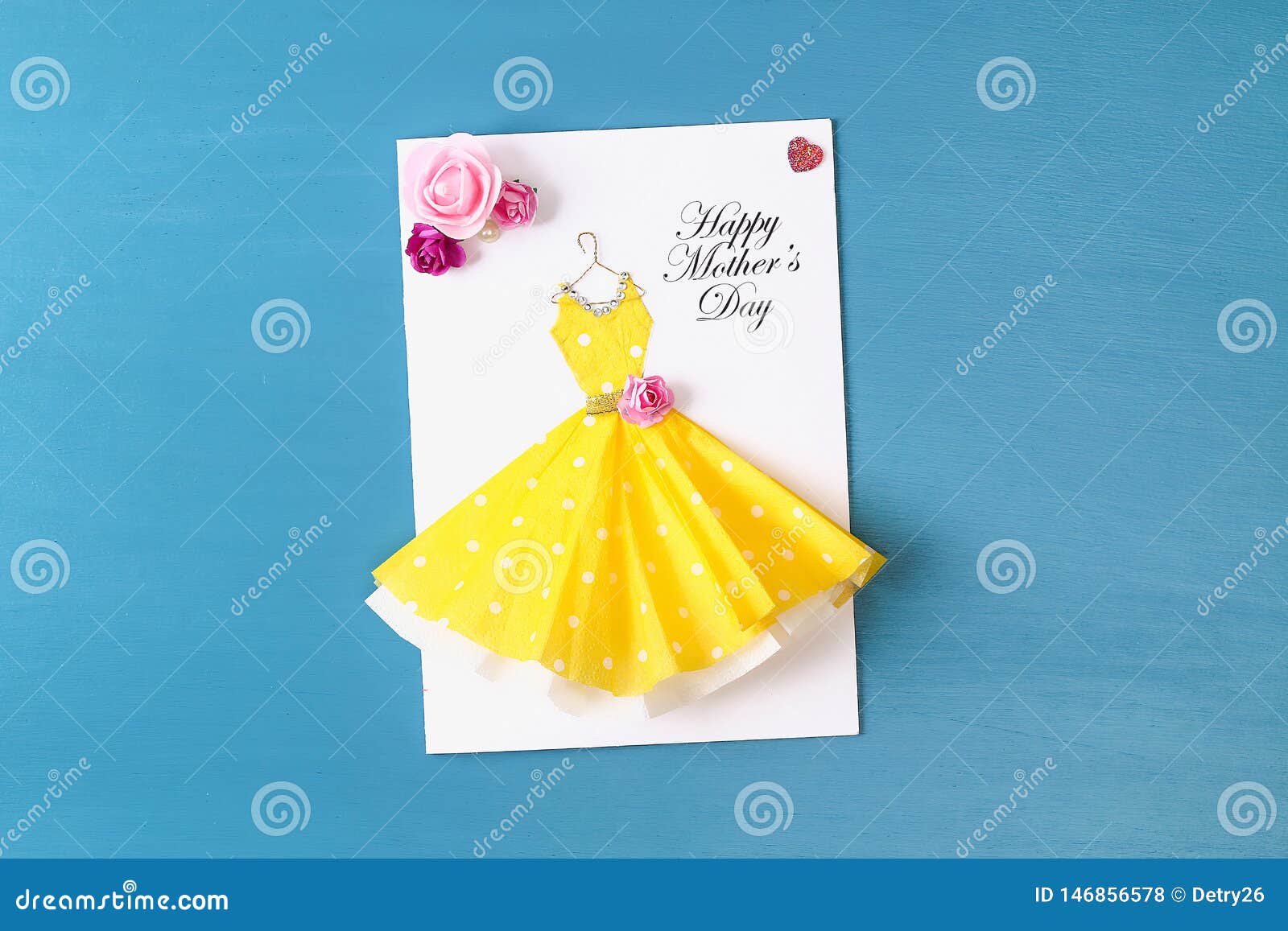 Carte De Voeux De Jour De Meres De Diy Avec Une Decoration De Robe Et De Fleur De Serviette De Papier Photo Stock Image Du Gosse Salutation Carte De Voeux De Jour De Meres De Diy Avec Une Decoration De Robe Et De Fleur De Serviette De Papier Photo Stock Image Du Gosse Salutation