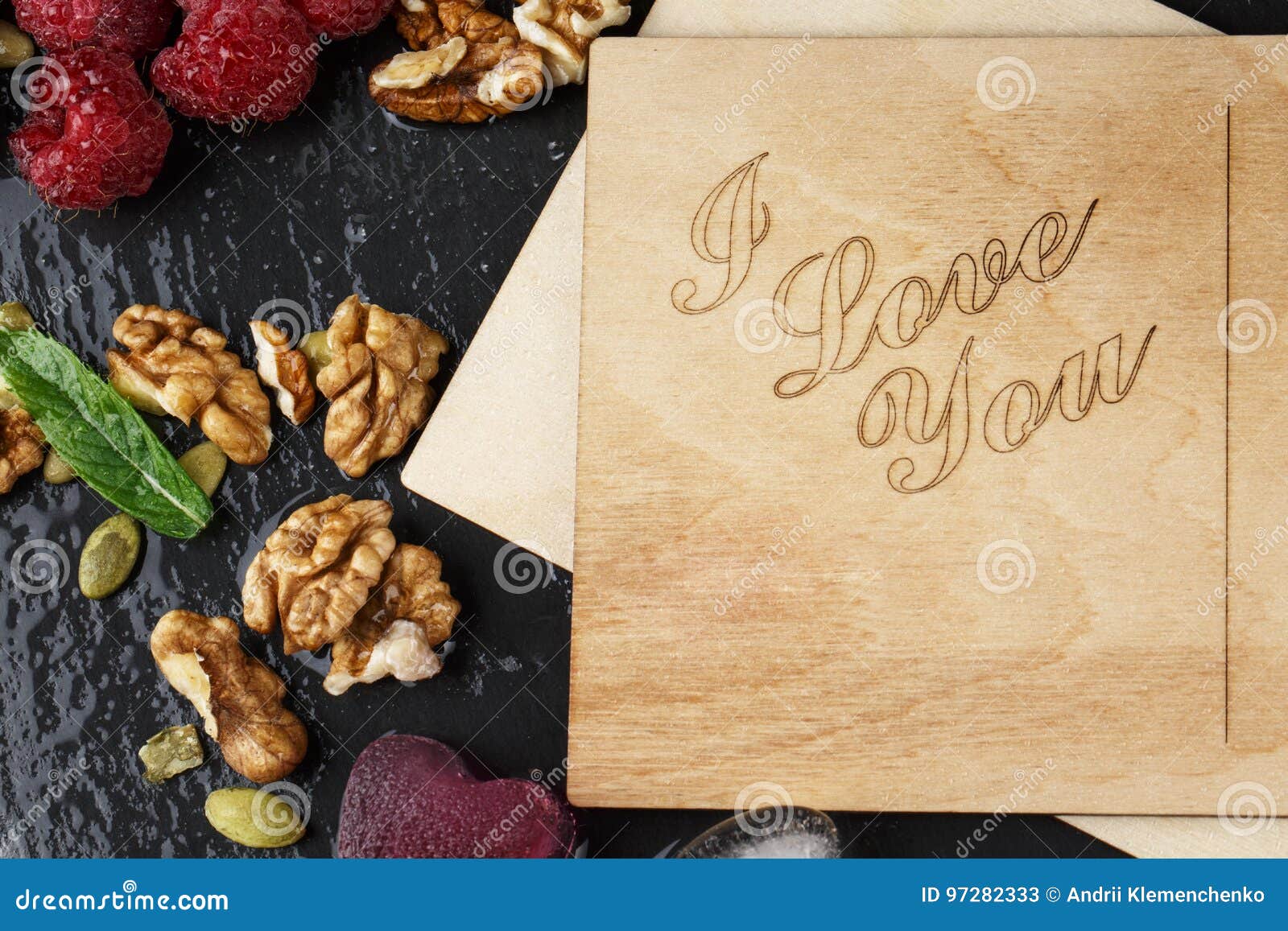 Carte Postale Romantique Une Vue Superieure D Une Carte Mignonne Des Coeurs De Glace Des Framboises Roses Et Des Noix Sur Un Fo Image Stock Image Du Glace Superieure Carte Postale Romantique Une Vue Superieure D Une Carte Mignonne Des Coeurs De Glace Des Framboises Roses Et Des Noix Sur Un Fo Image Stock Image Du Glace Superieure