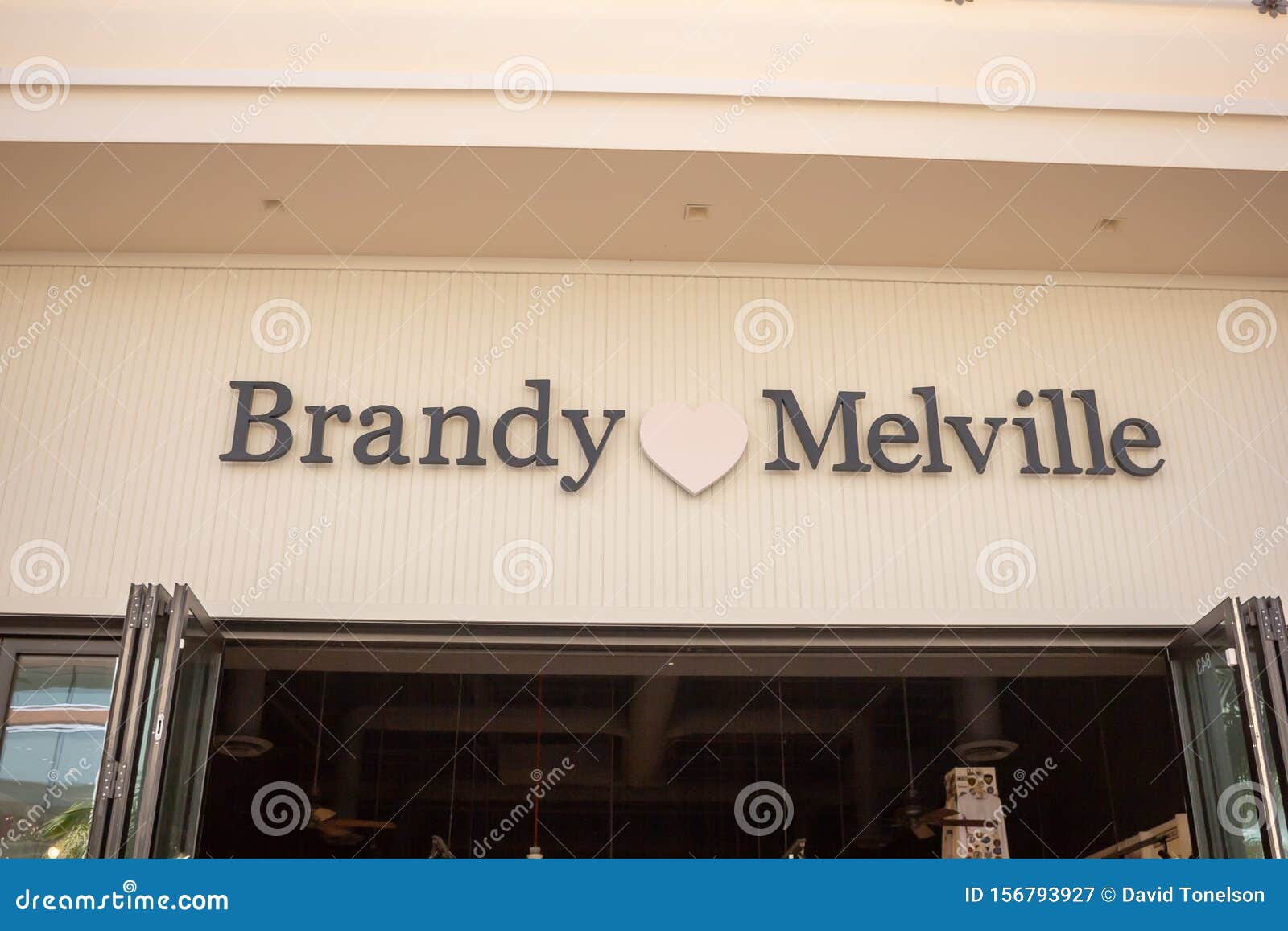 Cartel De La Tienda De Brandy Melville Fotografía editorial Imagen de estilo, departamento: 156793927
