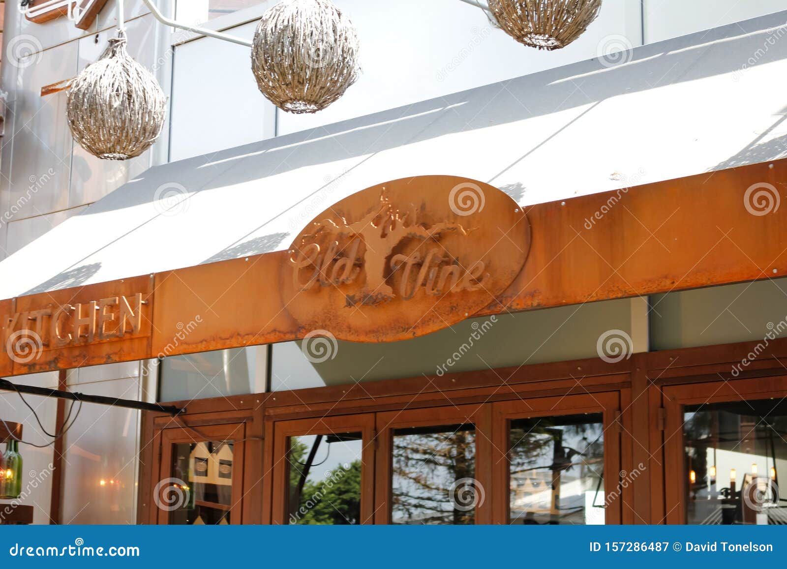 Cartel Del Restaurante Old Vine Kitchen & Bar Fotografía editorial