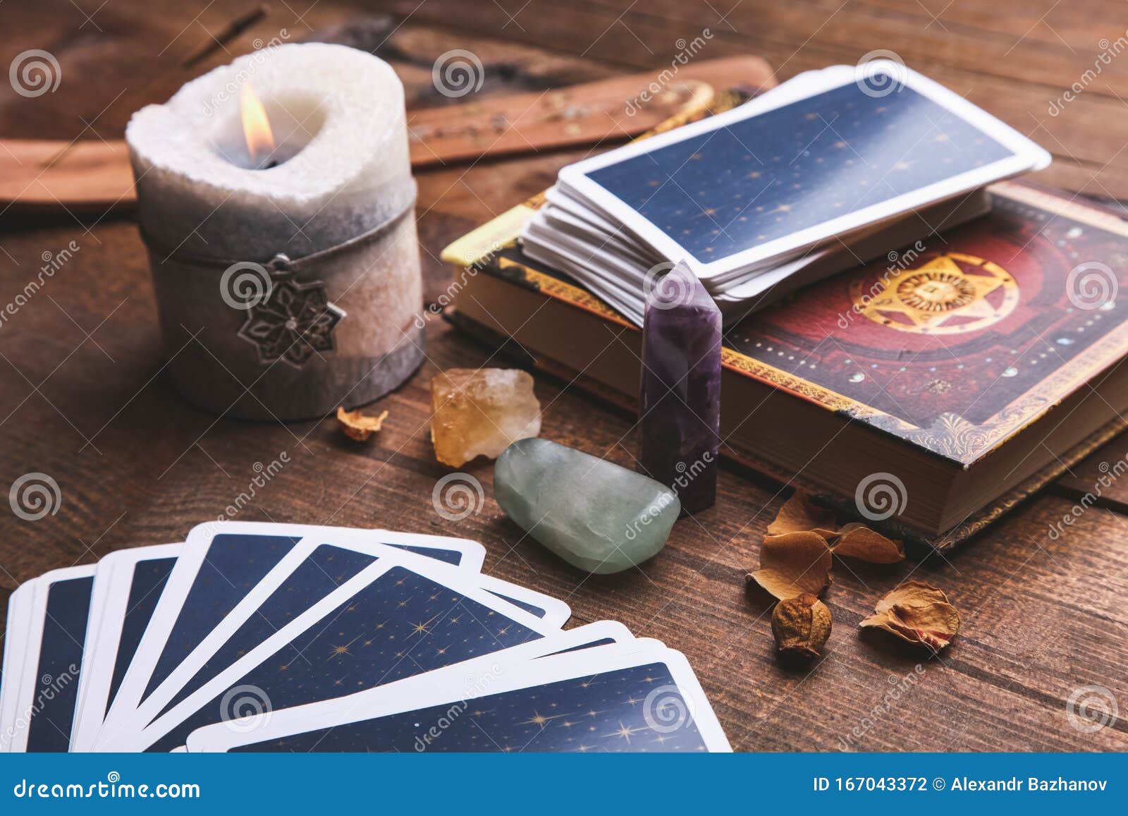 https://thumbs.dreamstime.com/z/cartes-de-tarot-cartomancie-et-accessoires-magiques-dans-un-contexte-en-bois-brun-concept-paranormaux-167043372.jpg