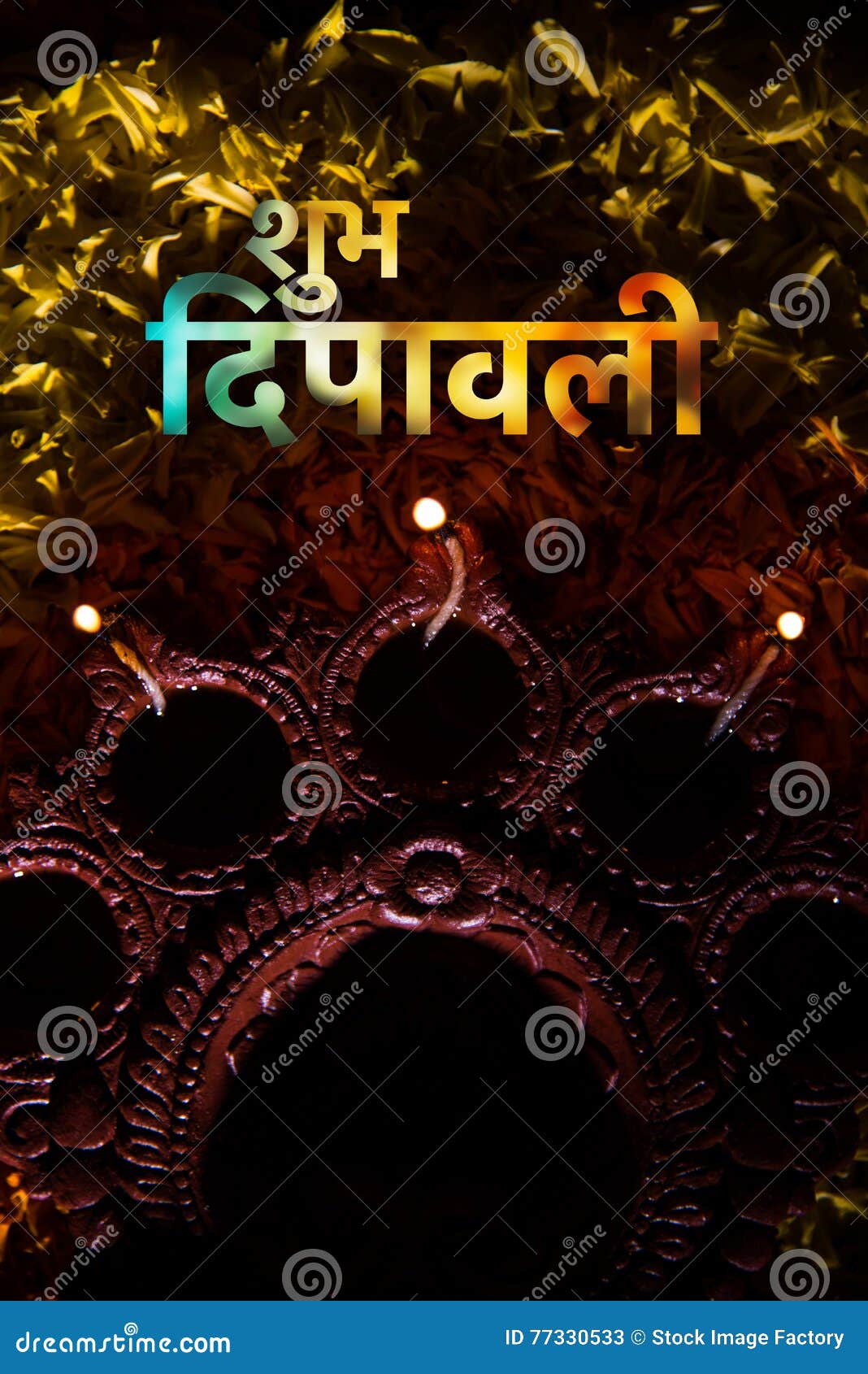 Cartolina d'auguri felice di diwali facendo uso del diya tradizionale di diwali sopra il rangoli del fiore. La cartolina d'auguri felice di diwali facendo uso del diya tradizionale o la lampada a olio accesa sul rangoli variopinto ha composto del petalo del fiore, sul festival delle luci chiamate diwali o deepawali, fuoco selettivo