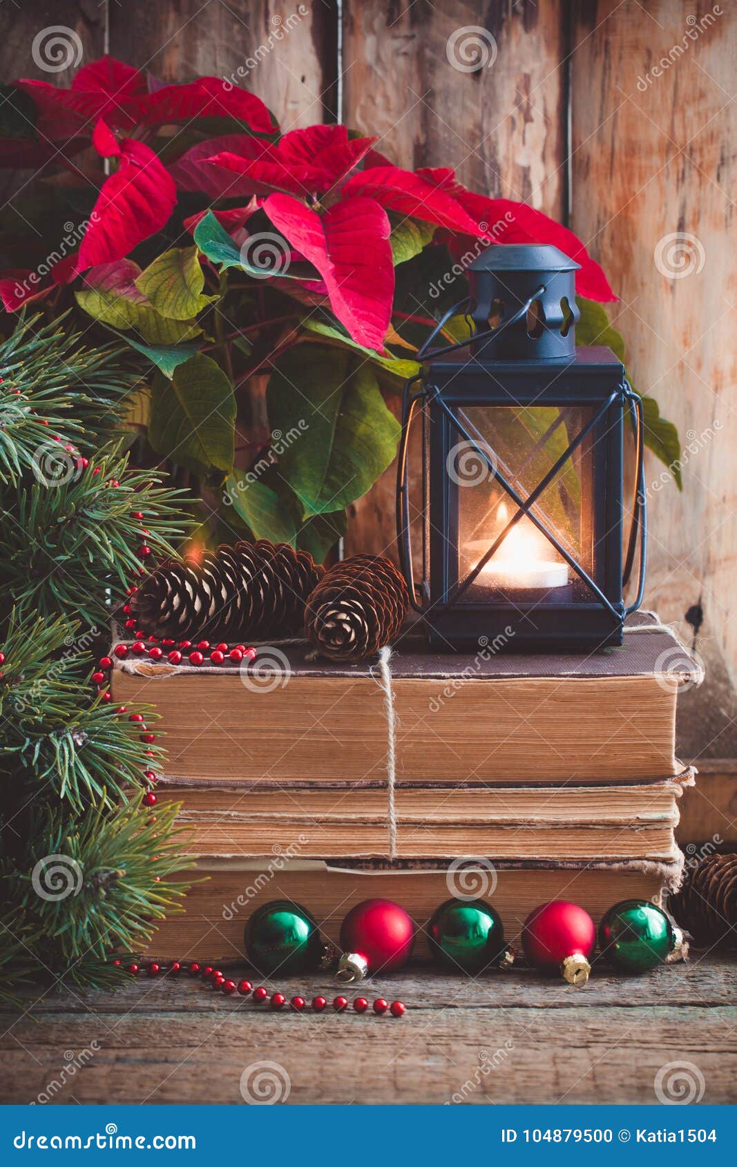 La Stella Di Natale Libro.Cartolina Di Natale Con La Stella Di Natale Sui Vecchi Libri Con L Albero Di Abete Coni E Palle Dei Giocattoli E Lanterna Brucia Fotografia Stock Immagine Di Botanico Sfere 104879500