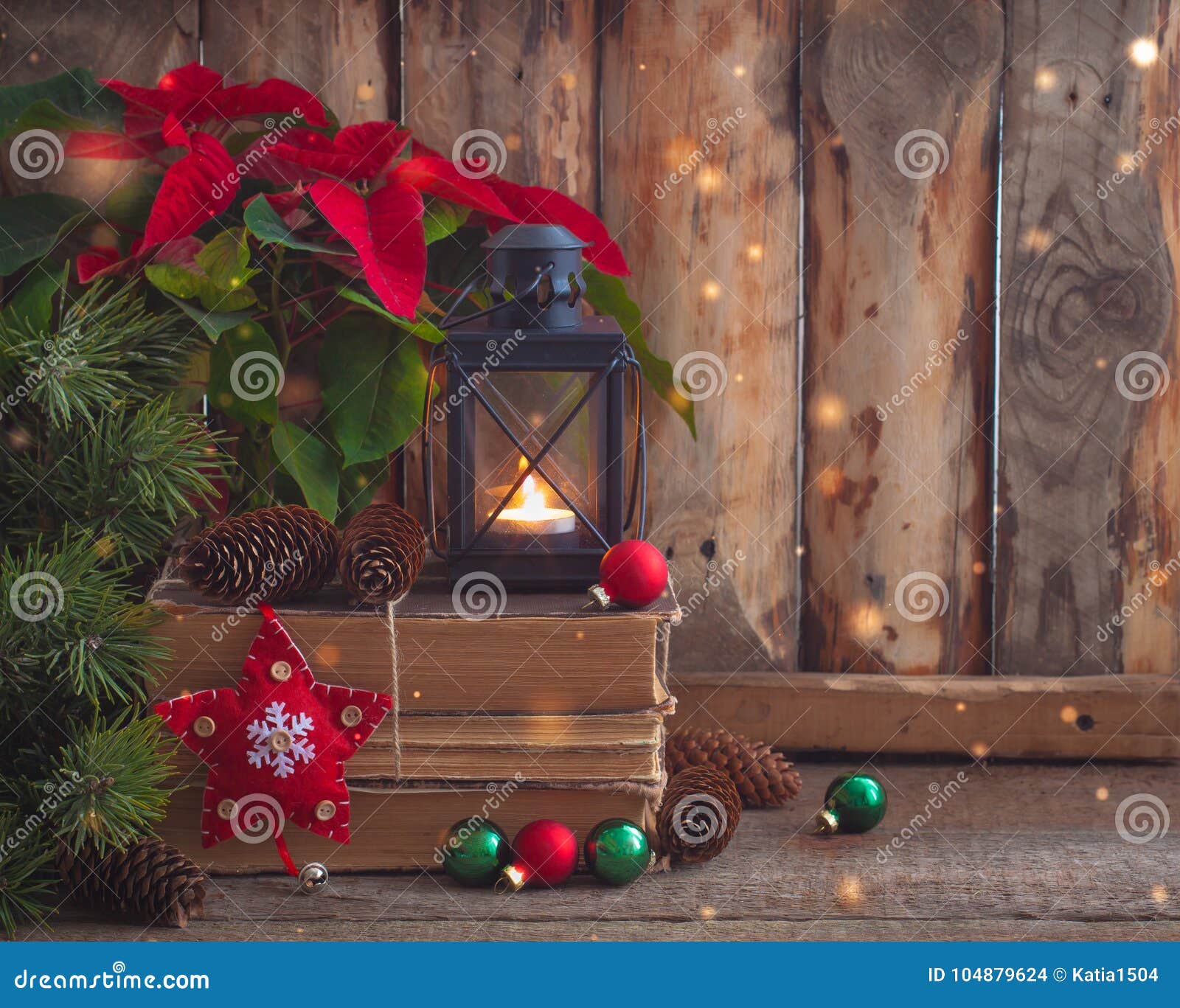 La Stella Di Natale Libro.Cartolina Di Natale Con La Stella Di Natale Sui Vecchi Libri Con L Albero Di Abete Coni E Palle Dei Giocattoli E Lanterna Brucia Fotografia Stock Immagine Di Fioritura Saluto 104879624