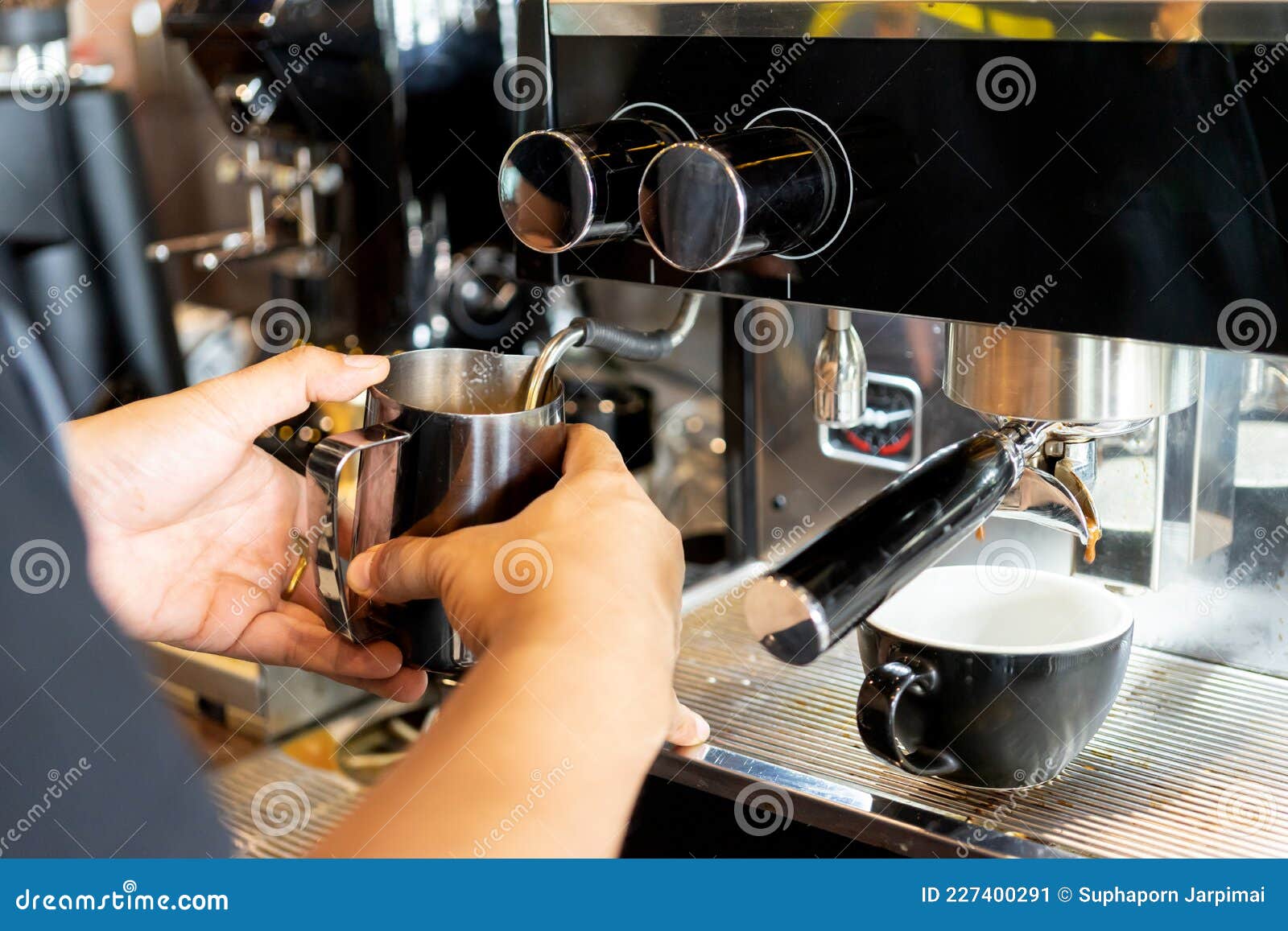 Cartone Da Caffè Con Latte in Polvere Posto a Vapore Per Macchine Da Caffè  Immagine Stock - Immagine di metraggio, particolare: 227400291