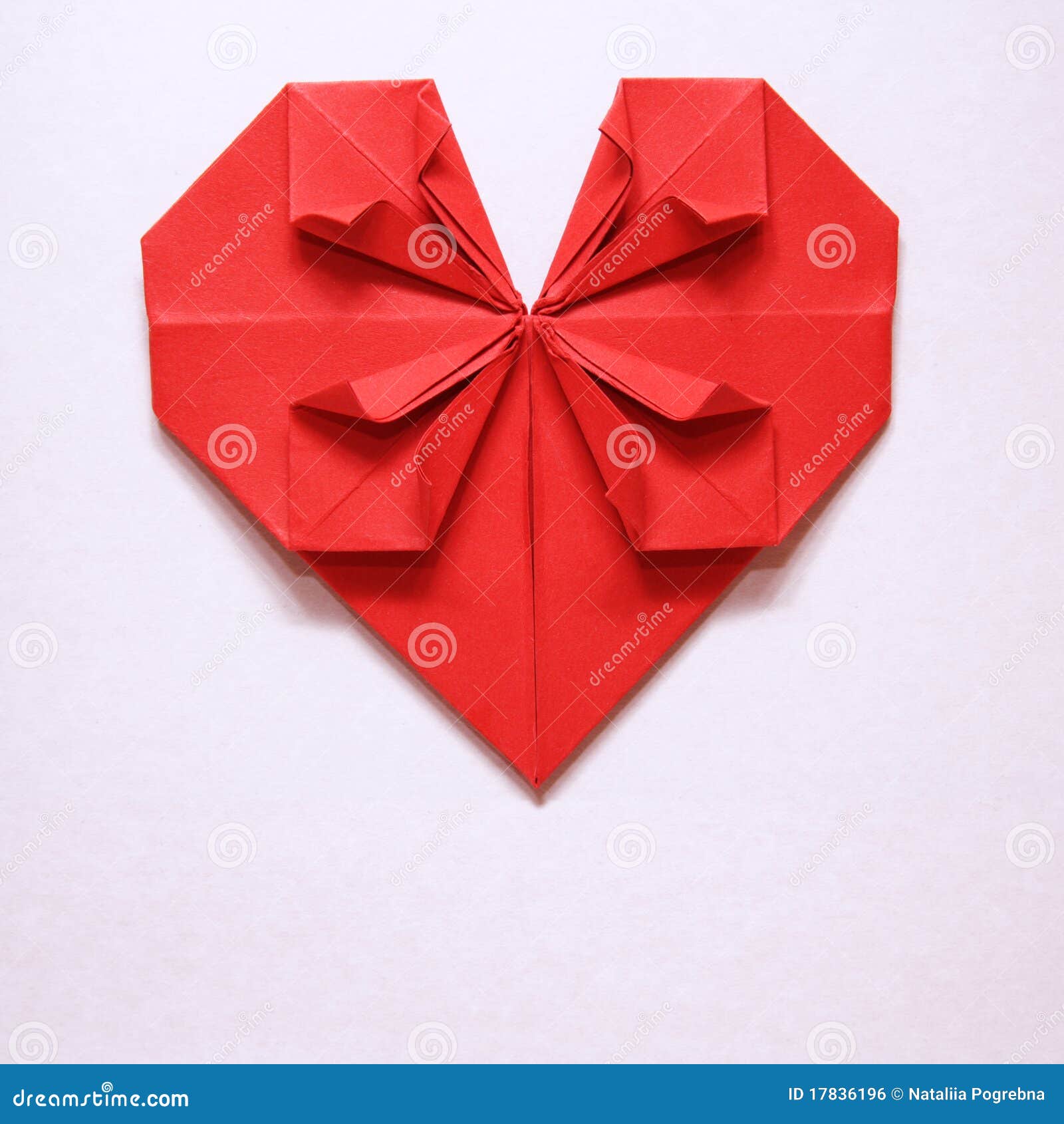 Cartão vermelho de Origami do coração do dia do Valentim. Coração vermelho do dia do Valentim no cartão de papel cinzento de Origami