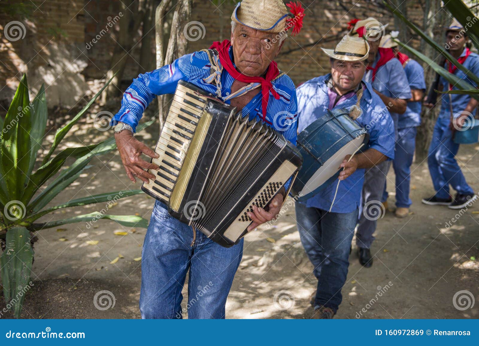 Caruaru, Pernambuco, Brazilië - 11 2016: Mannen Dragen Traditionele Kleding En Stro Die De Braziliaanse Bijeenkomst Redactionele Stock Afbeelding - Image of groep, 160972869