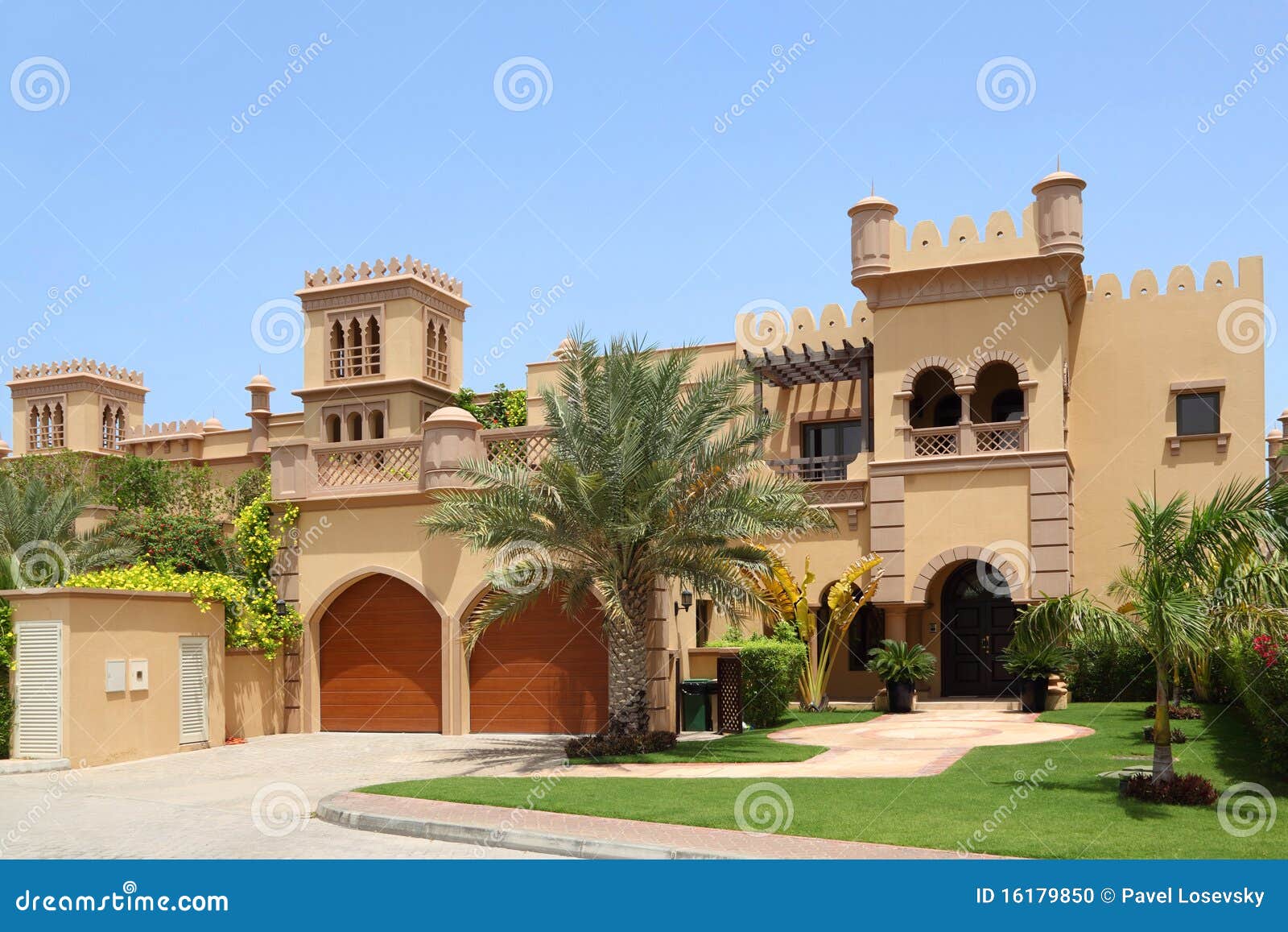 Caducado partes centavo Casa árabe Del Estilo Con Dos Garages Y Archs Foto de archivo - Imagen de  moderno, ventana: 16179850