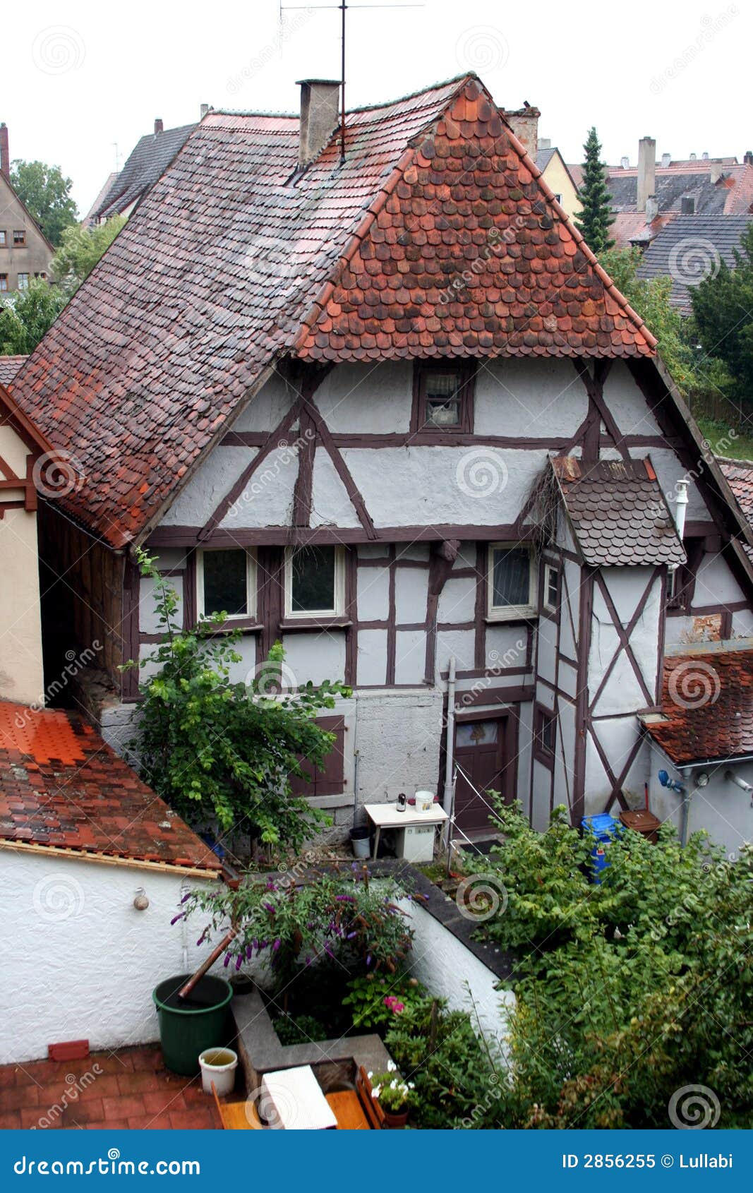 Casa antigua en Rothenburg. Casas rojas antiguas de la azotea, der Tauber, ciudad vieja medieval del ob de Rothenburg en Alemania