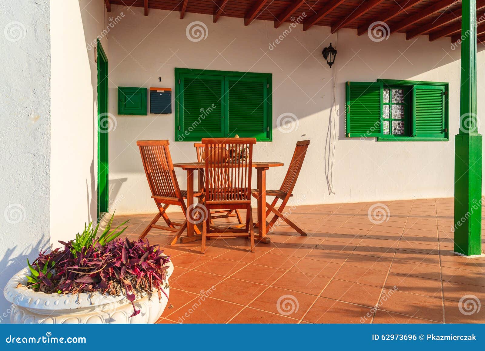 Vista Frontal De Uma Casa Branca Com Janelas De Portas Verdes Escuras E  Outros Elementos Imagem de Stock - Imagem de branco, mostrado: 191603991