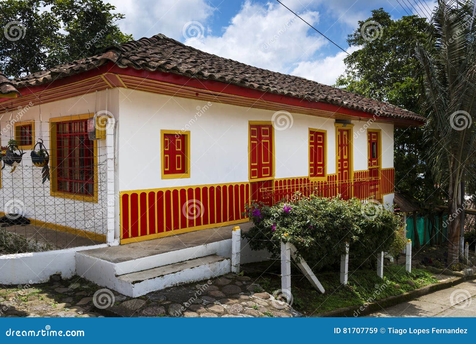 Casa Colonial Tradicional, Pintada En Colores Brillantes, En La Ciudad De  Salento, En Colombia Imagen de archivo - Imagen de explorar, tradicional:  81707759
